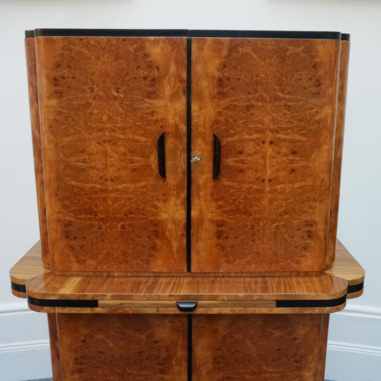 1930's Art Deco Cocktail Cabinet in Burr and Figured Walnut  In Good Condition In Forest Row, East Sussex
