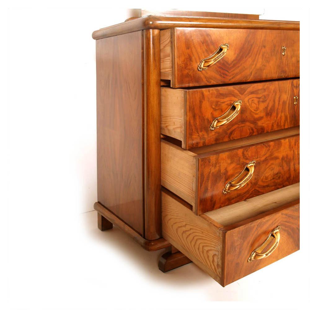 Majestic and elegant chest of drawers by Osvaldo Borsani produced in the Varedo Atelier of his father Gaetano Borsani , original in every part, with bakelite handles, 1930s Art Deco chest of drawers, commode , in burl walnut with mirror, polished to