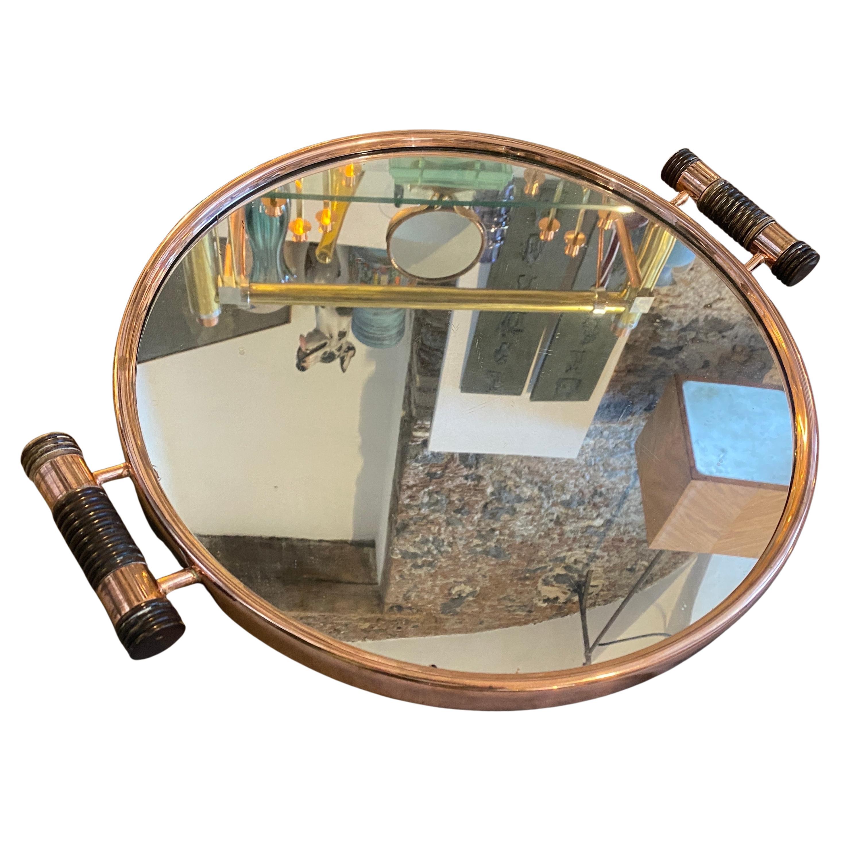 Plateau rond italien en cuivre Art Deco Mirror des années 1930 avec poignées en ébène en vente