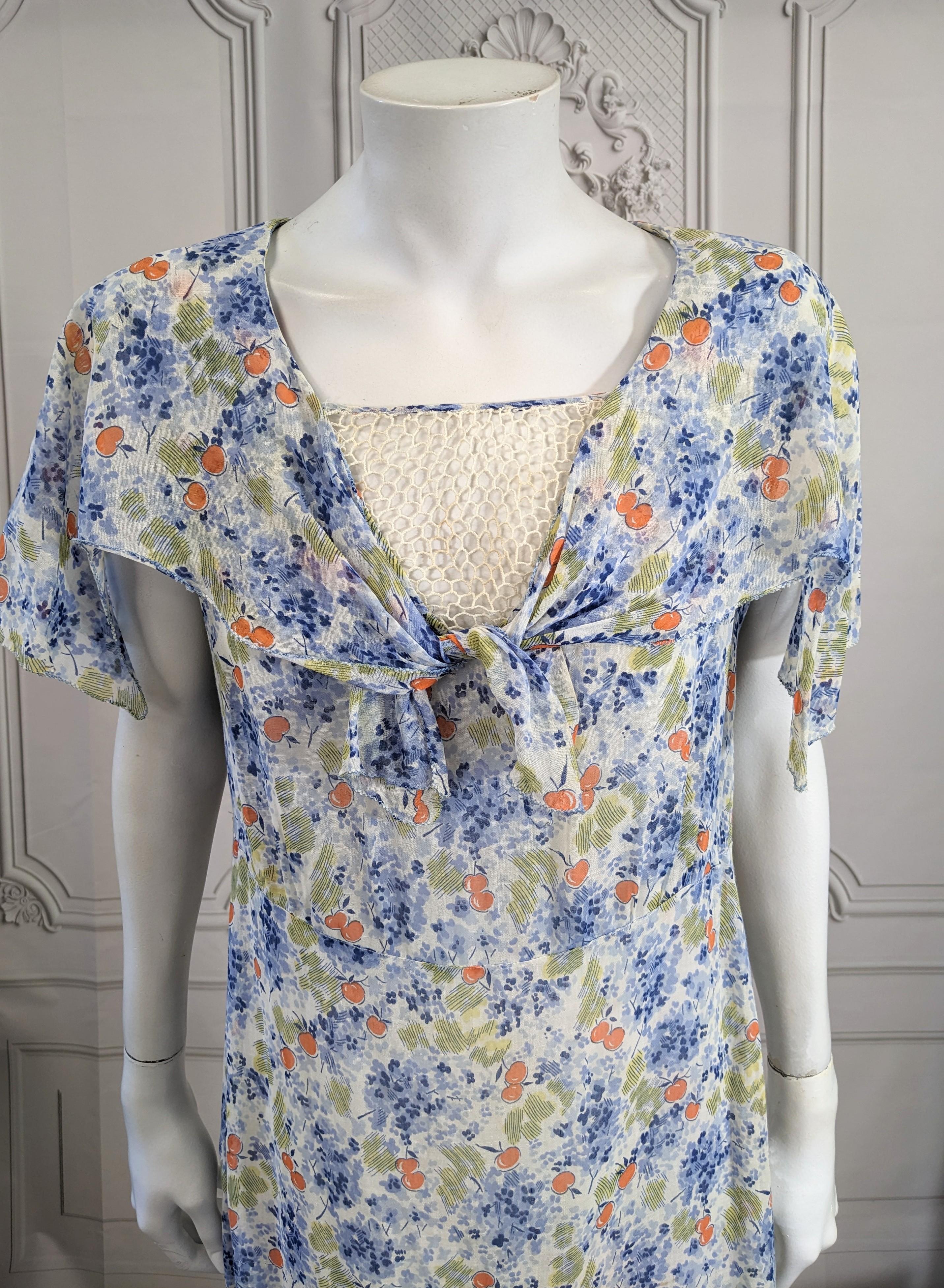 1930's Art Deco Baumwolle Kirsche Druck Tag Kleid (Grau) im Angebot