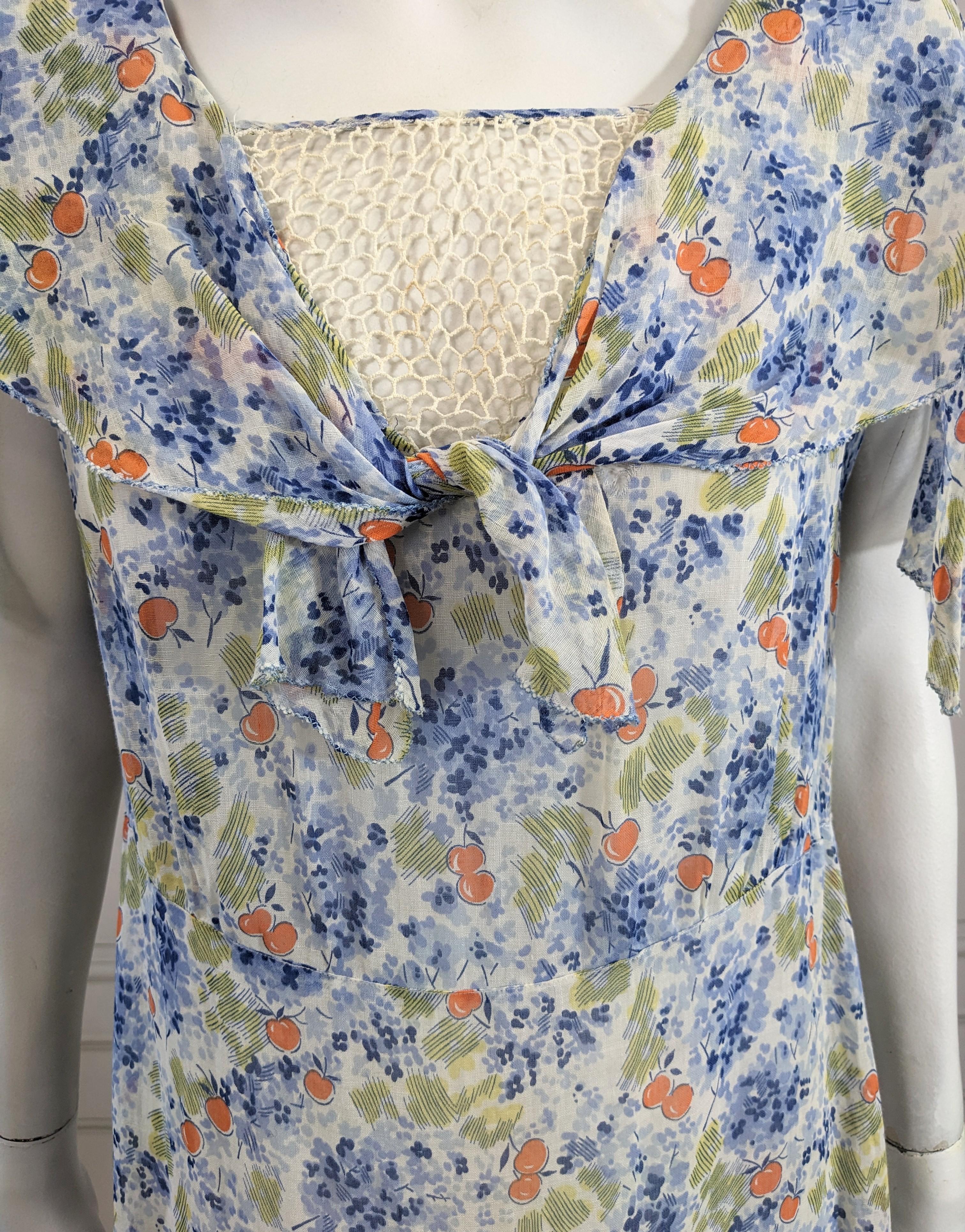 1930's Art Deco Baumwolle Kirsche Druck Tag Kleid im Zustand „Gut“ im Angebot in New York, NY