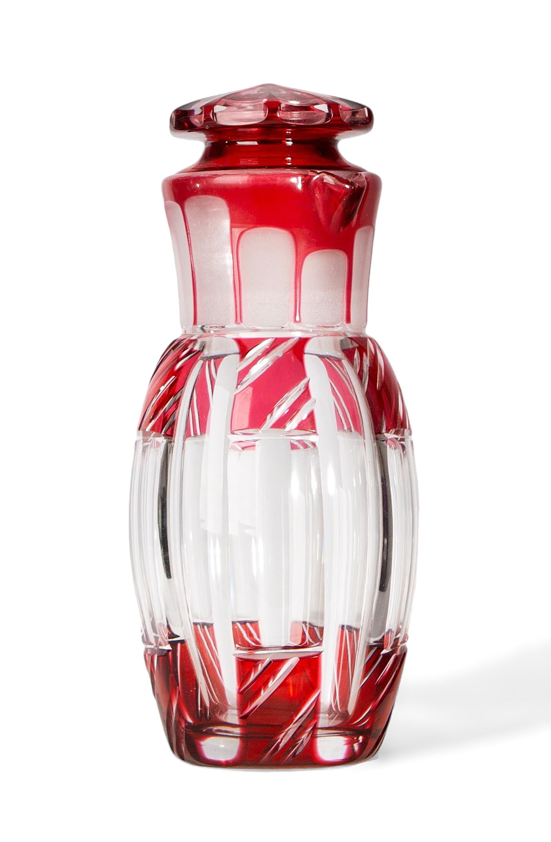 Coctelera/botella y tapa de cristal Art Déco de los años 30 en vidrio superpuesto rojo rubí, Francia

Por: desconocido
Material: vidrio, cristal
Técnica: fundido, moldeado, pulido
Dimensiones: 3,9 pulg. x 8,8 pulg.
Fecha: principios del siglo XX,