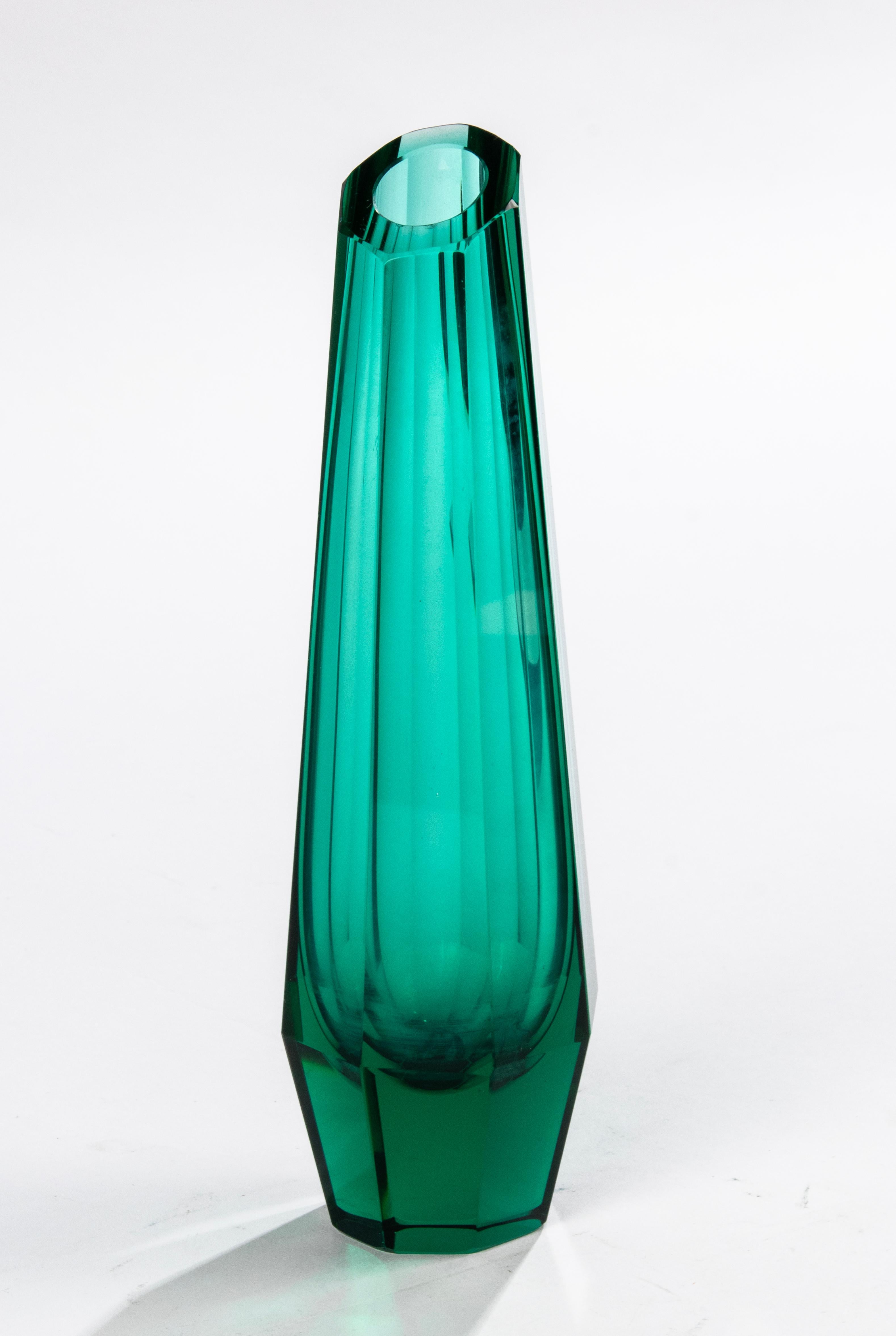 Schöne Vase aus facettiertem Kristall im Art déco-Stil, Josef Hoffmann für Moser (Tschechoslowakei, 1930er Jahre) zugeschrieben. Die Vase ist aus wunderschön facettiertem, dickem smaragd- und waldgrünem Kristallglas gefertigt.
Die Vase ist in sehr