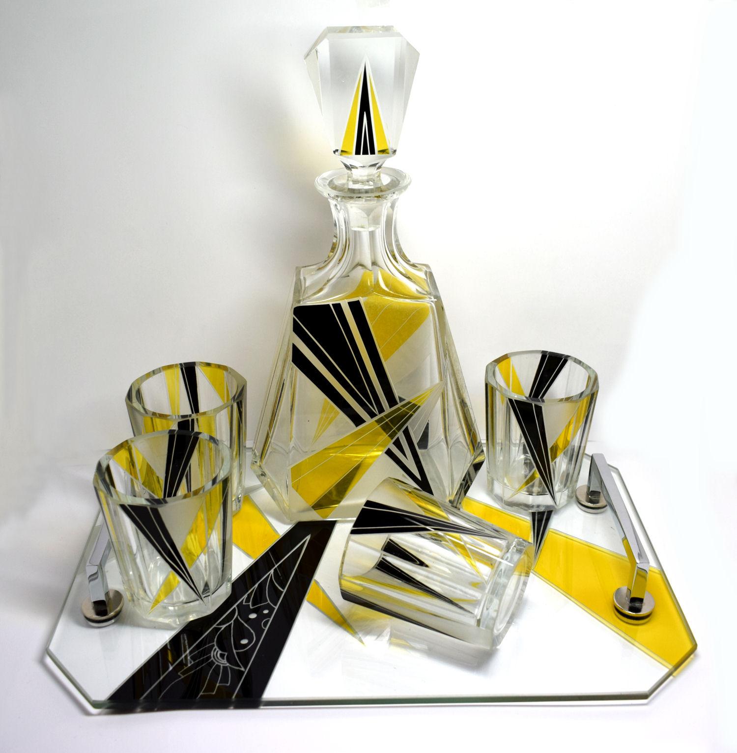 Very high quality, collectable 1930s Art Deco Czech whisky decanter set. Features a classic shape decanter with six decent sized glass tumblers with matching tray. These classic sets are rare and a beautiful addition to any Deco collection. No