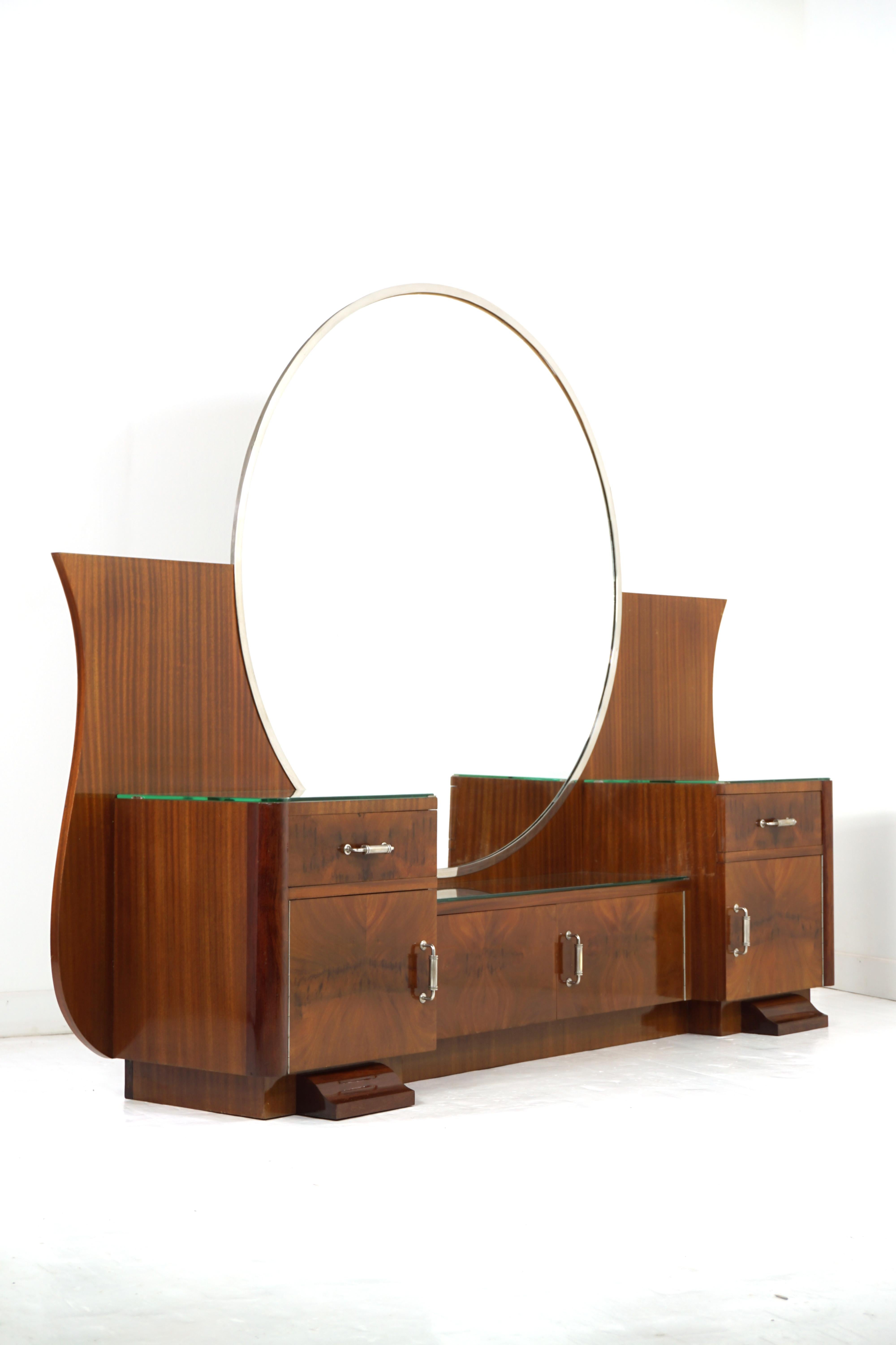 Incredibile toletta degli anni '30 composta da un'eccezionale struttura in legno, un grande specchio rotondo (126 cm di diametro) e tavolini portaoggetti.