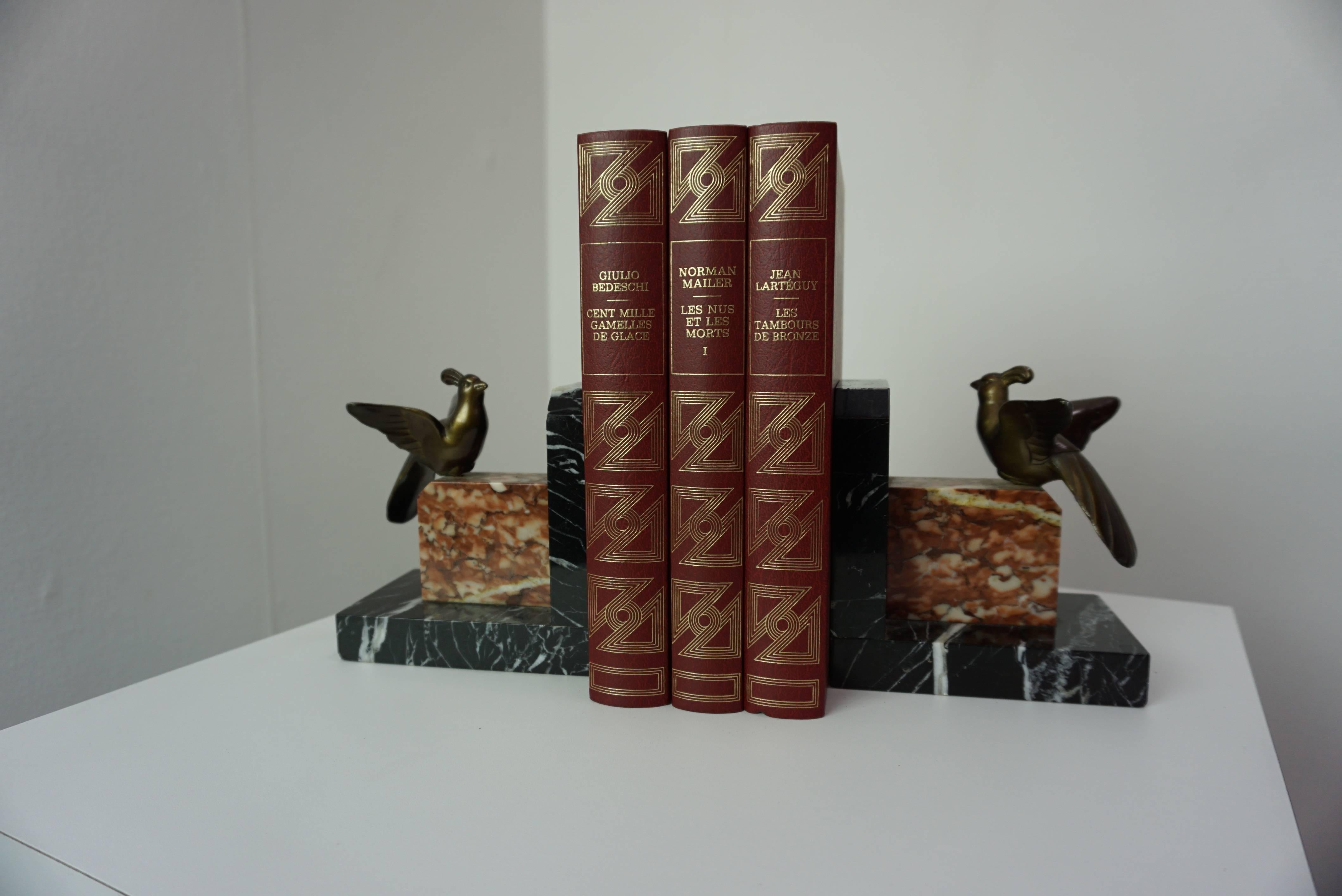 Buchstützen aus Marmor und Messing mit Holzcock-Muster im Art déco-Stil der 1930er Jahre (20. Jahrhundert) im Angebot