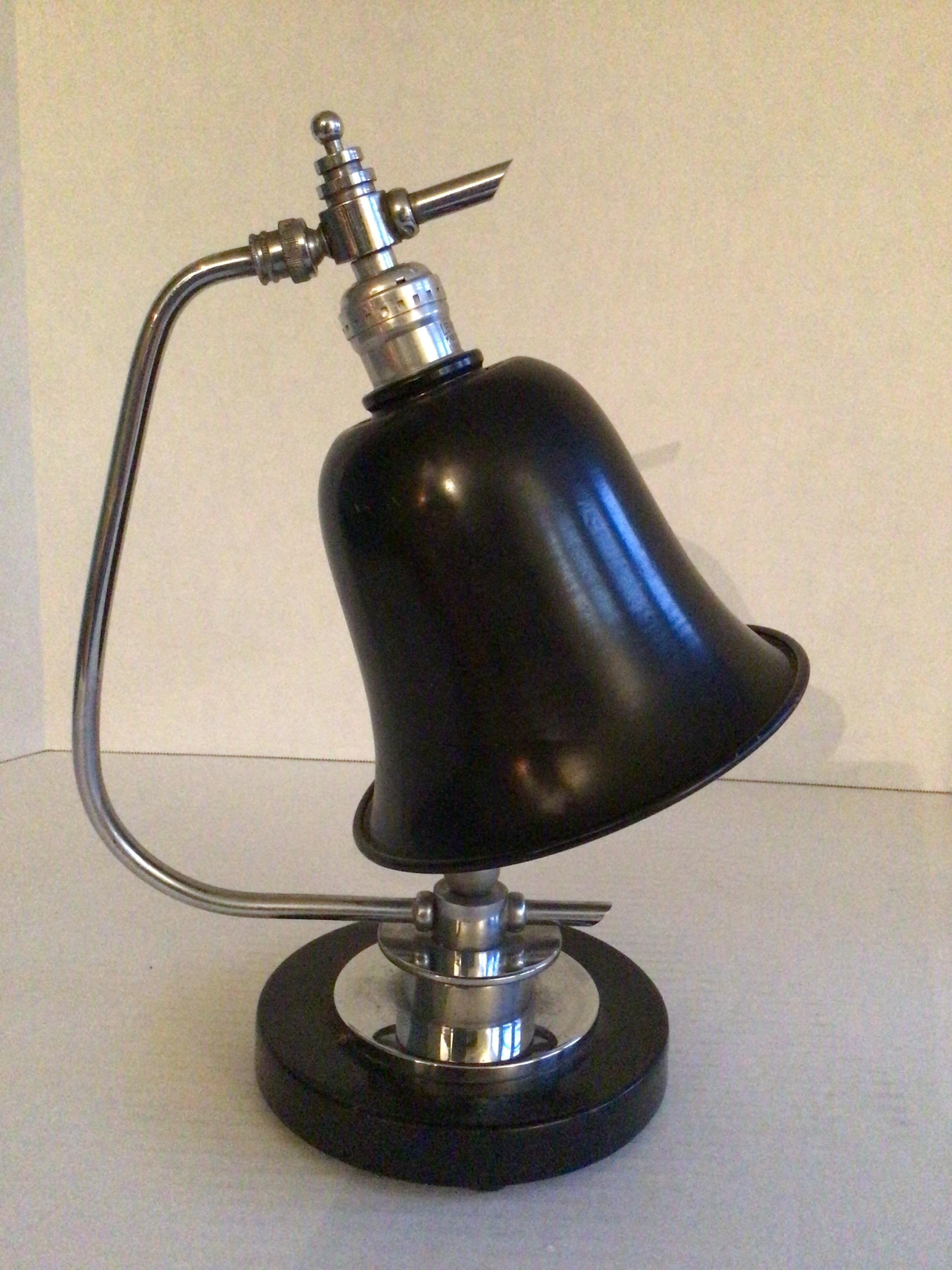 Lámpara de escritorio Art Decó de los años 30
Metal con pantalla metálica 
Base cromada
Pintado

Quedaría bien en un escritorio, una mesita auxiliar de dormitorio o una mesita de recibidor

Necesita recableado
Abolladura en la pantalla (como se ve