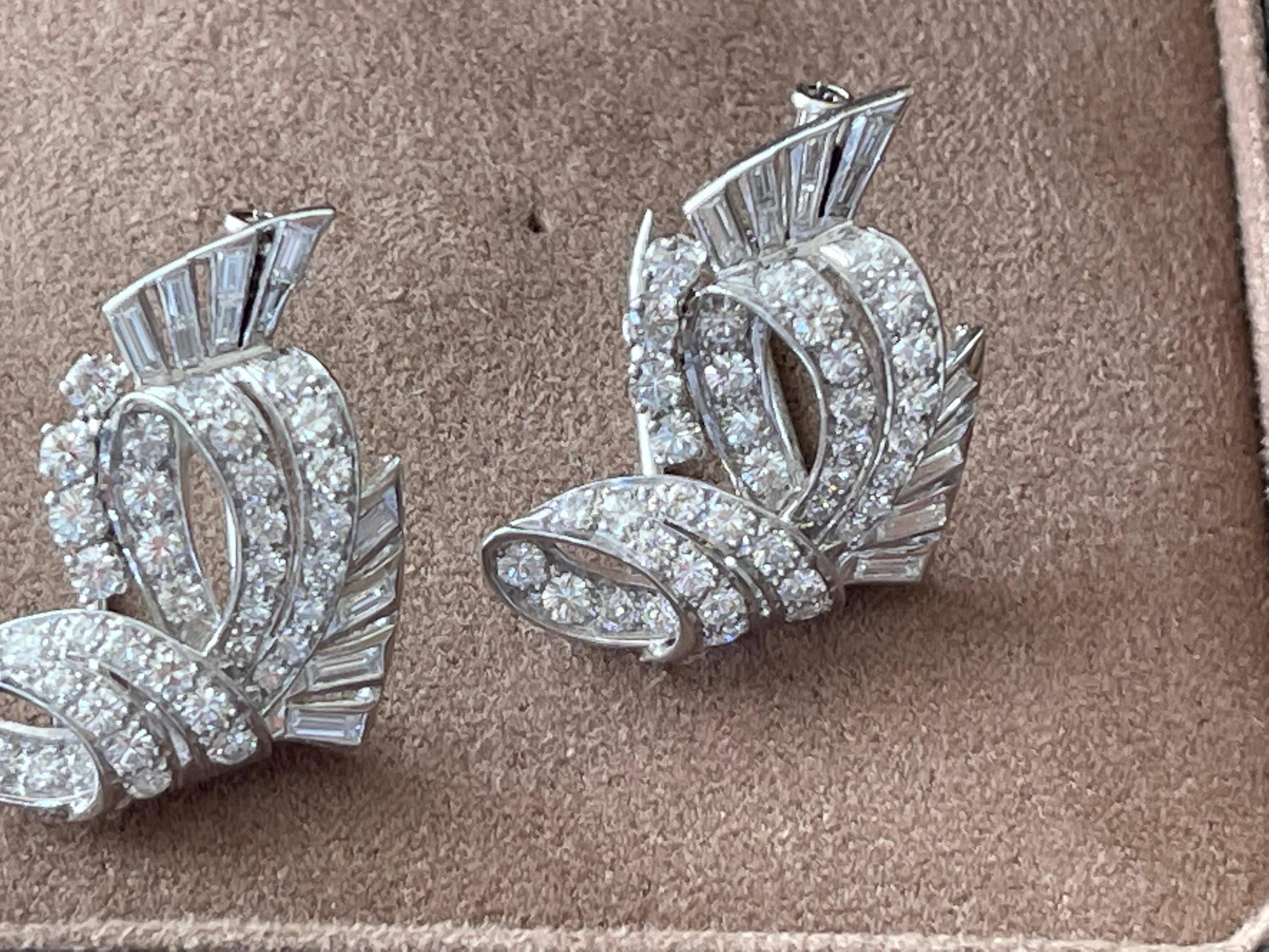 Taille baguette Broche à double clip Art déco en platine et diamants, années 1930 en vente