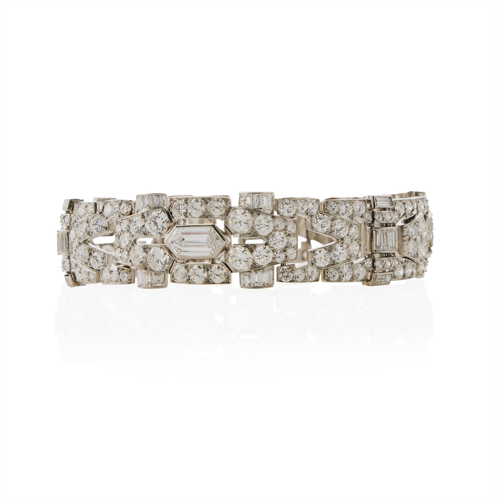 Créé vers 1930, ce bracelet Art déco en platine et diamants est serti d'environ 19,00 carats de diamants. Le bracelet est formé d'une série de maillons géométriques en arc surbaissé, sertis de 260 diamants de taille ancienne européenne, de