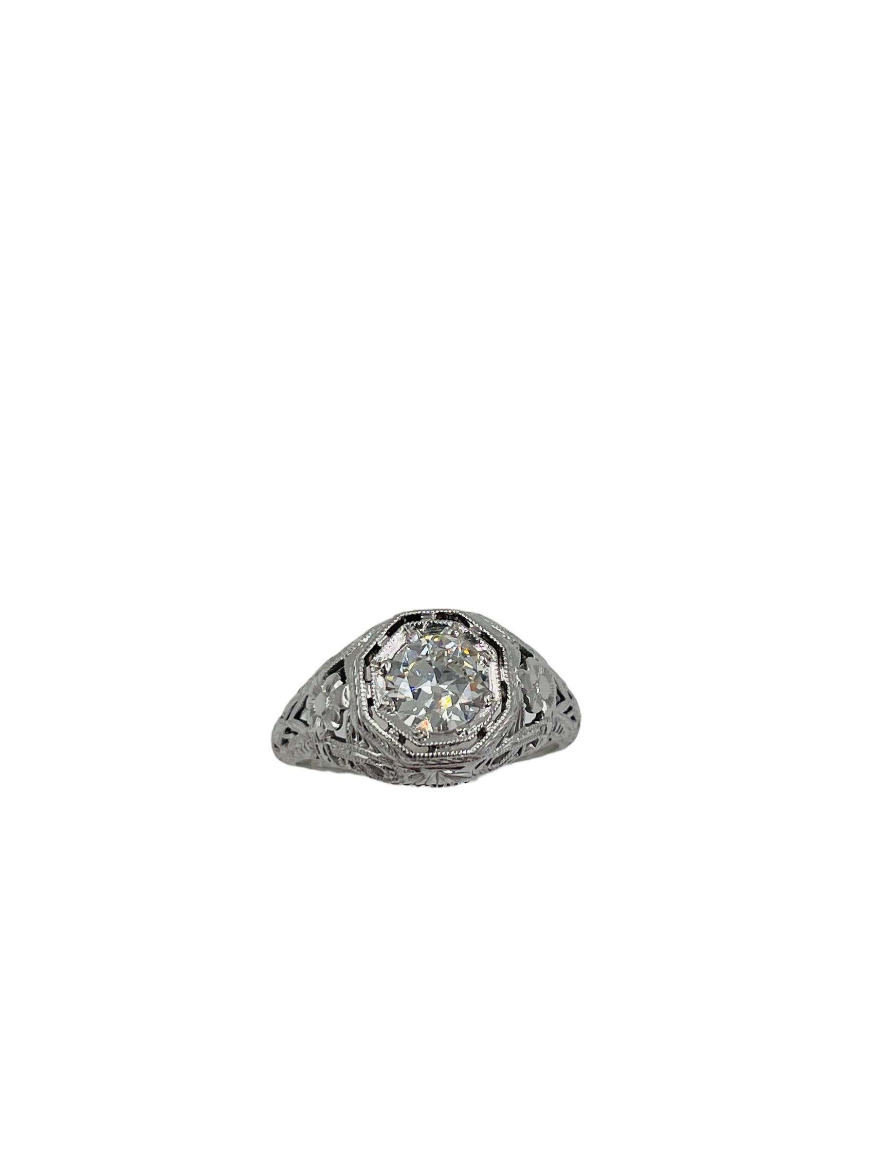 Art Deco Verlobungsring aus Weißgold mit 0,70 Karat Diamanten, um 1930

ÜBER DIESEN ARTIKEL: R-DJ104A  Für Spezifikationen bitte nach unten scrollen.  Schön graviert mit Milgraining und durchbrochene Arbeit, mit einem Zentrum alten Übergang