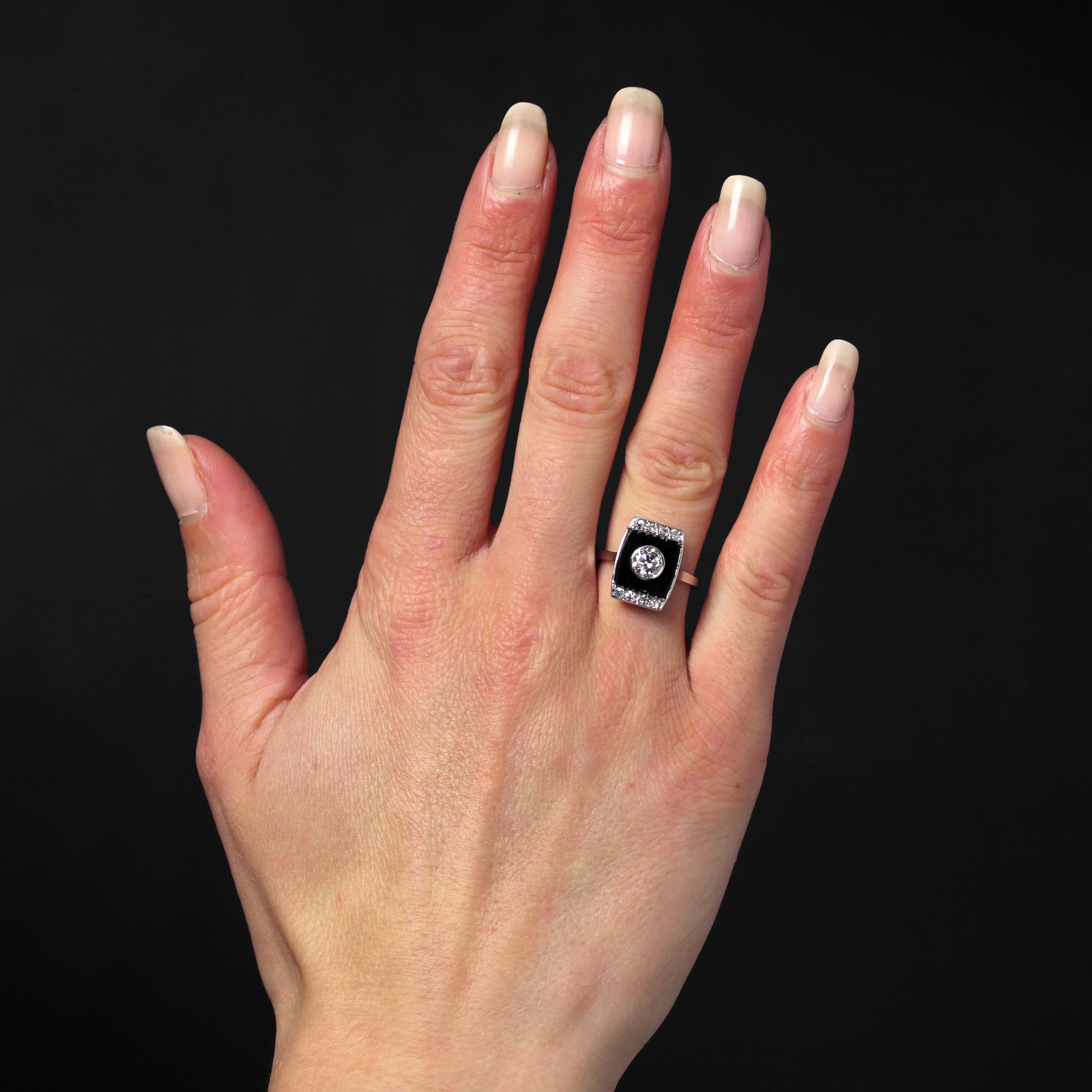 Ring in platinum.
A delightful Art Deco antique ring, its rectangular setting features a closed-set onyx holding a brilliant-cut antique diamond. The setting is adorned with 2 lines of 8/8-cut diamonds at each end. The basket is openwork.
Total main