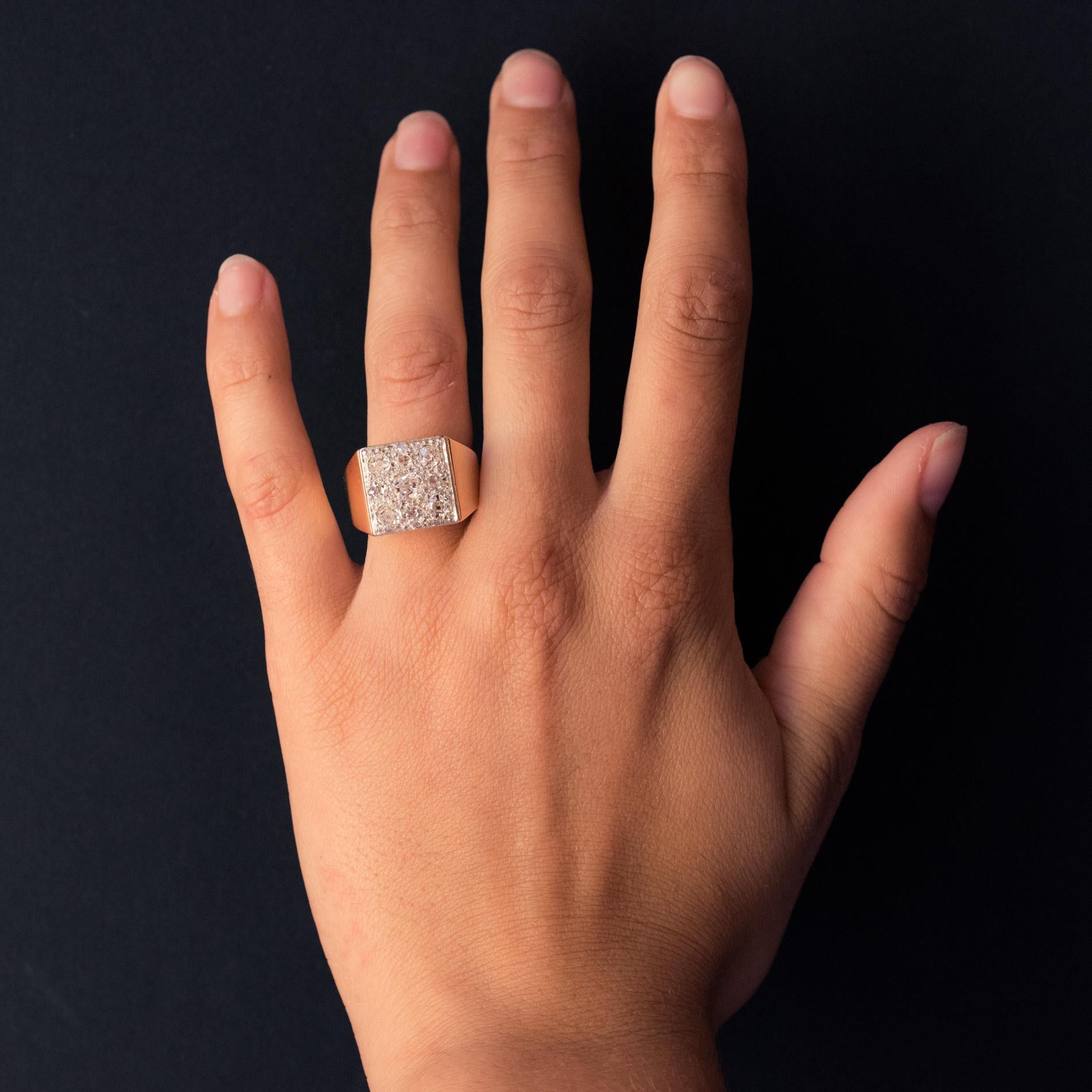 Ring in 18 karat rose gold and platinum.
Important Art Deco ring, its signet-style setting is set on its top, in a square decoration, with a set of antique cushion-cut and rose-cut diamonds. The profiles are openwork with arabesques.
Total diamond