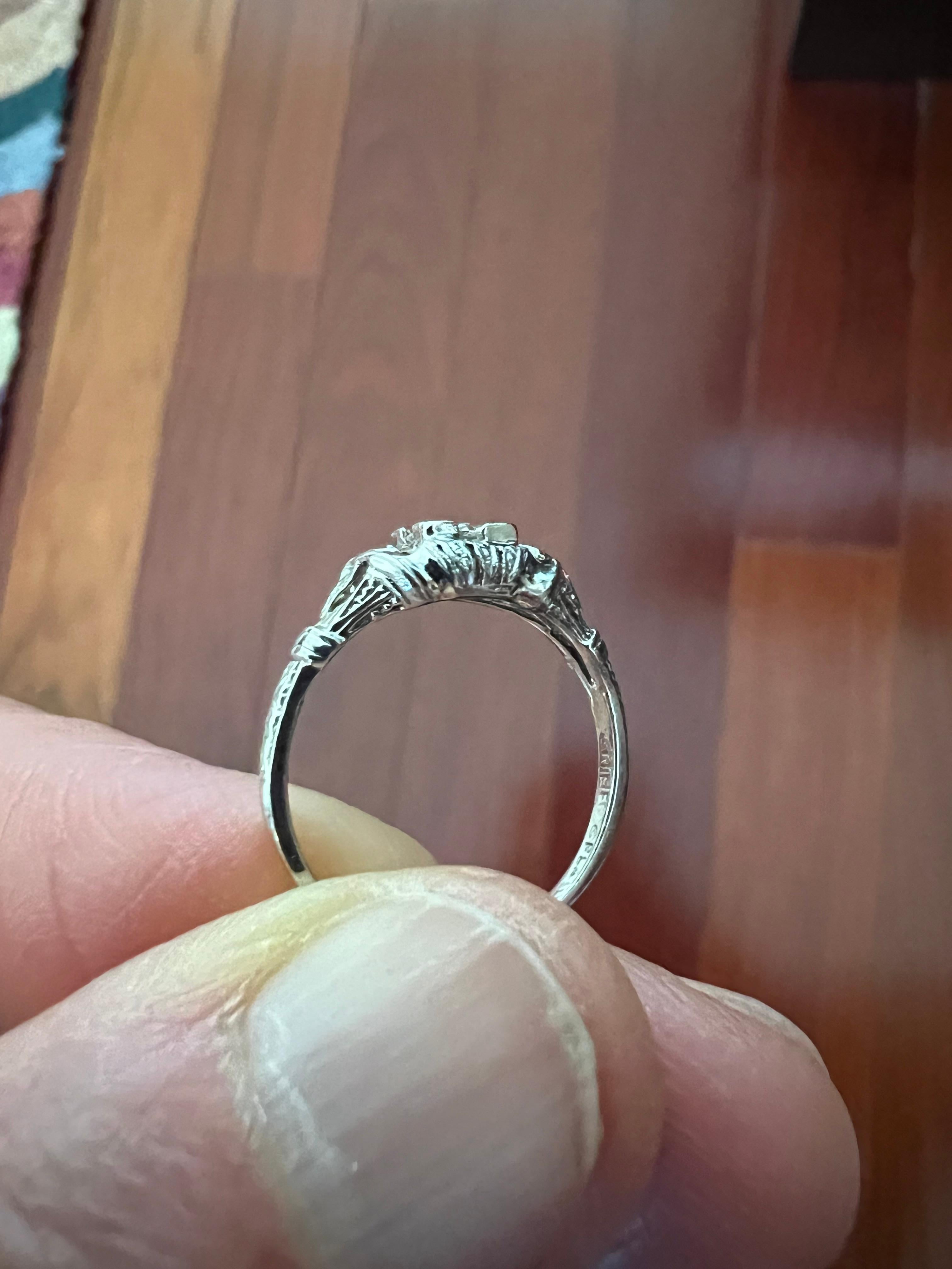Anello di fidanzamento in platino con diamante Art Deco degli anni '30 in vendita 4