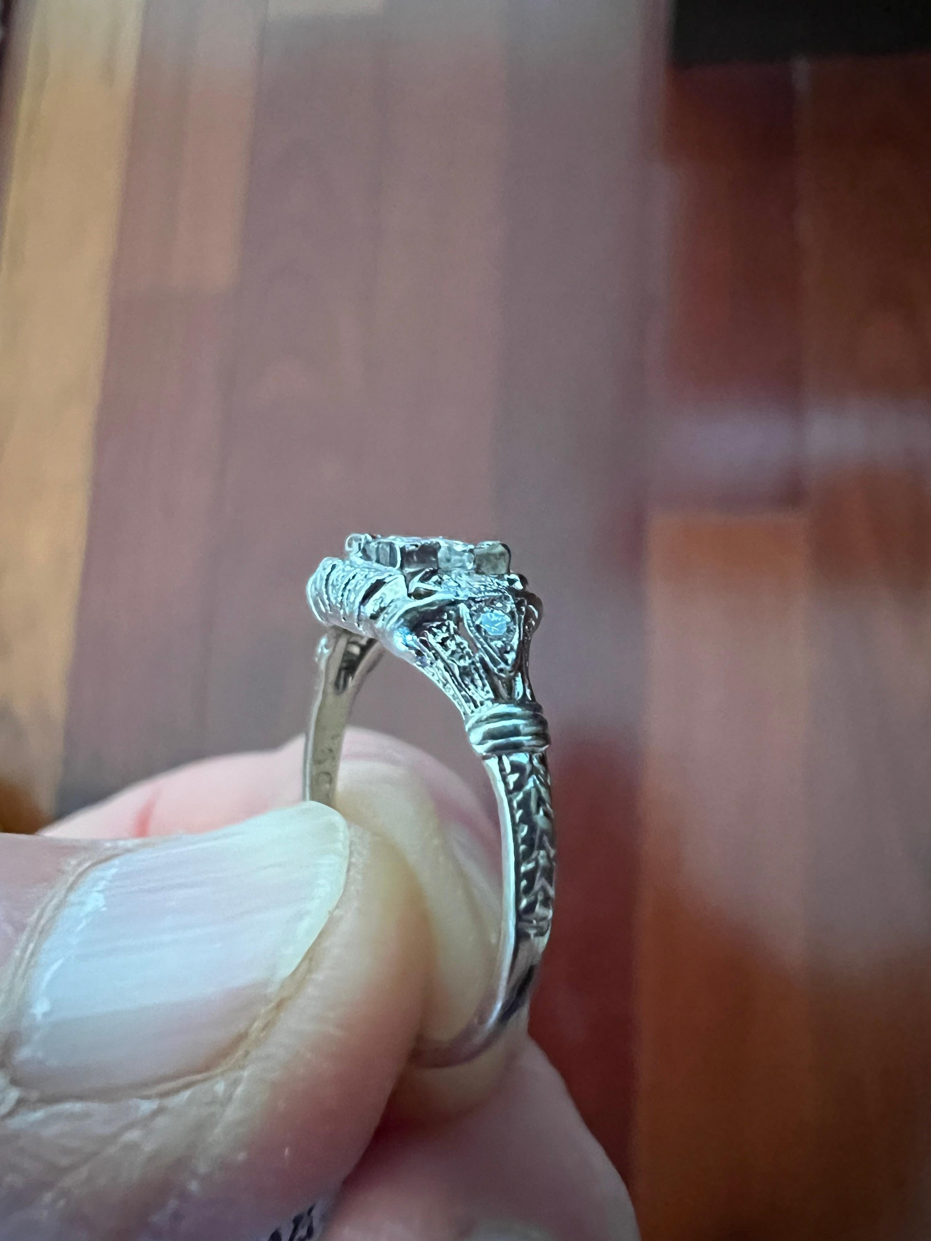 Anello di fidanzamento in platino con diamante Art Deco degli anni '30 in vendita 5