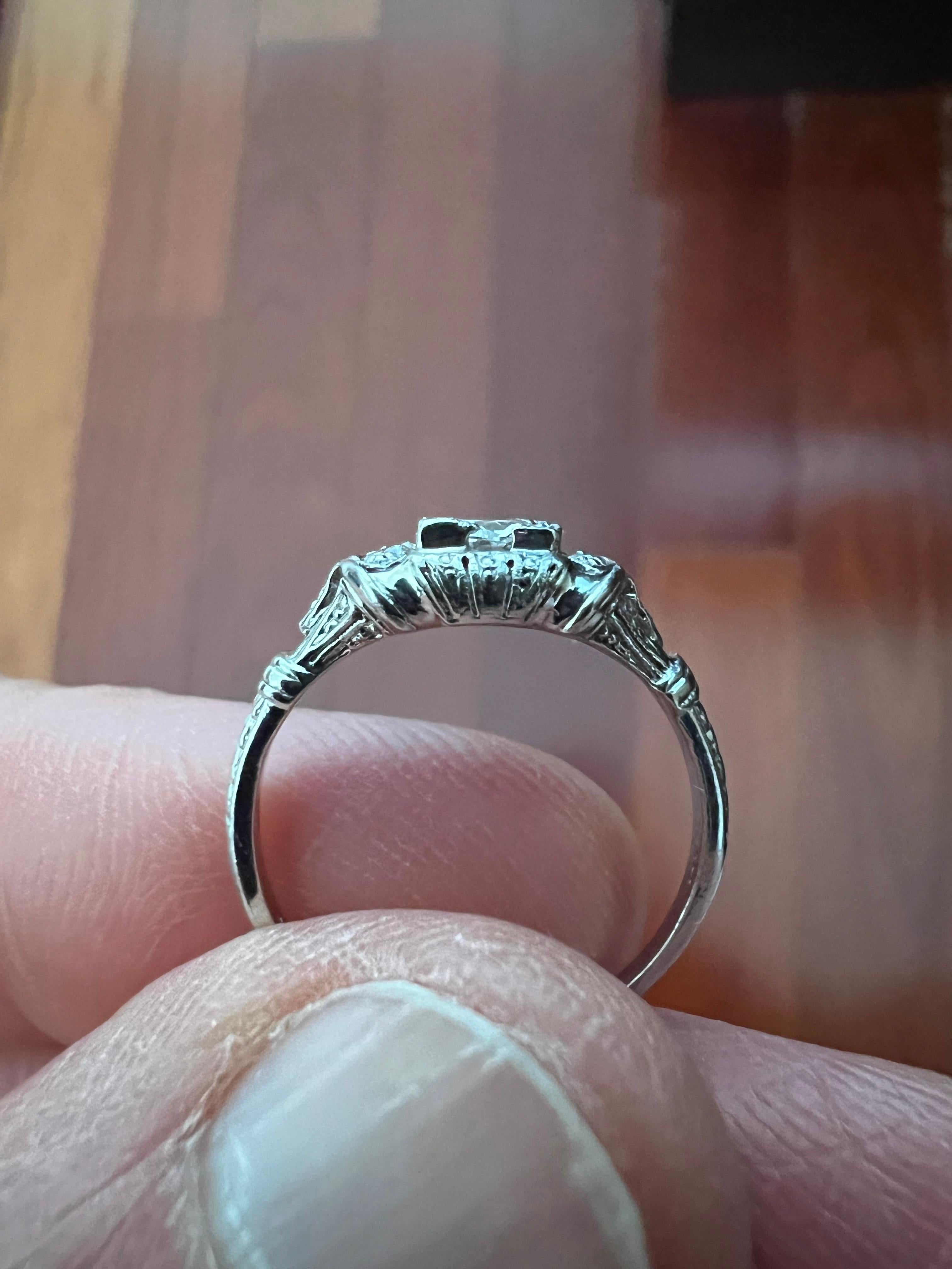 Anello di fidanzamento in platino con diamante Art Deco degli anni '30 in vendita 6