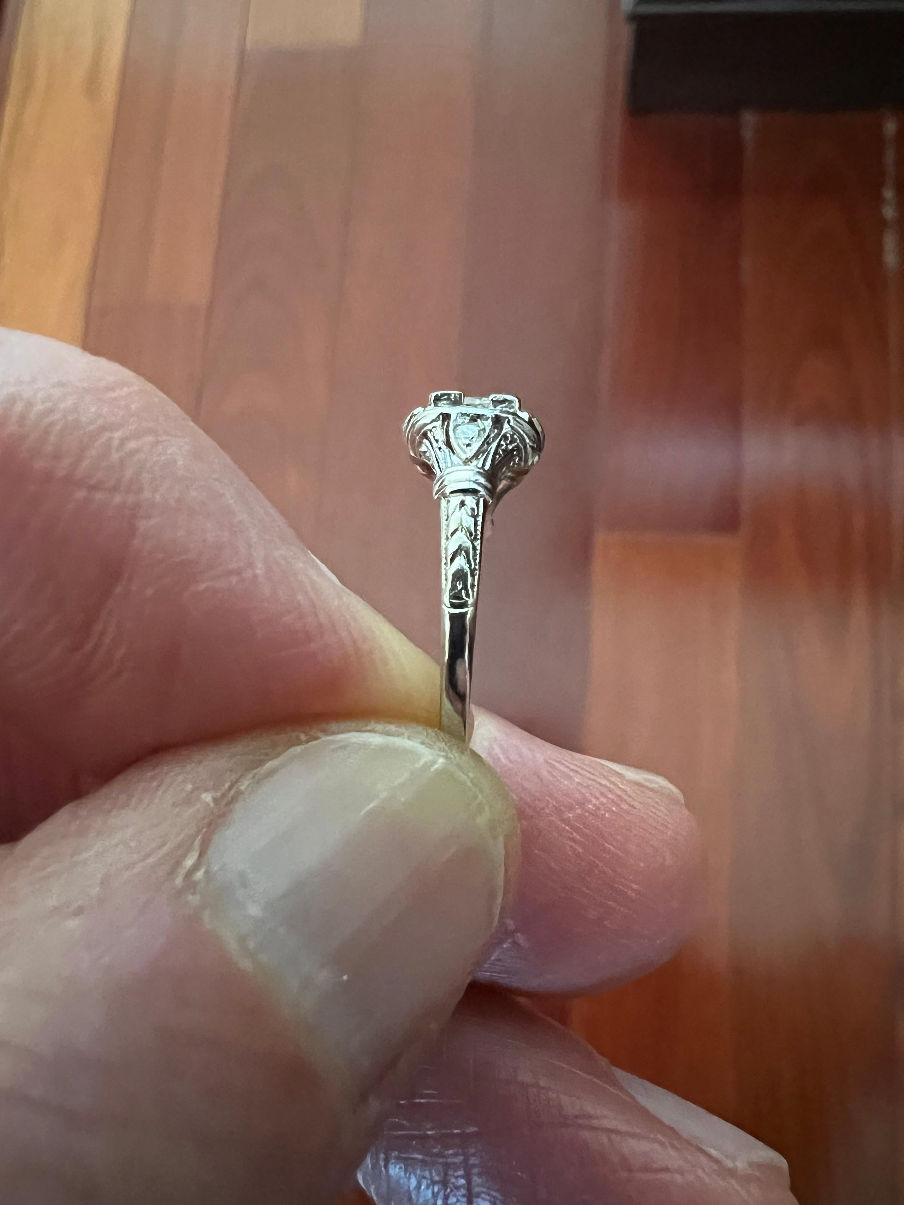 Anello di fidanzamento in platino con diamante Art Deco degli anni '30 in vendita 7