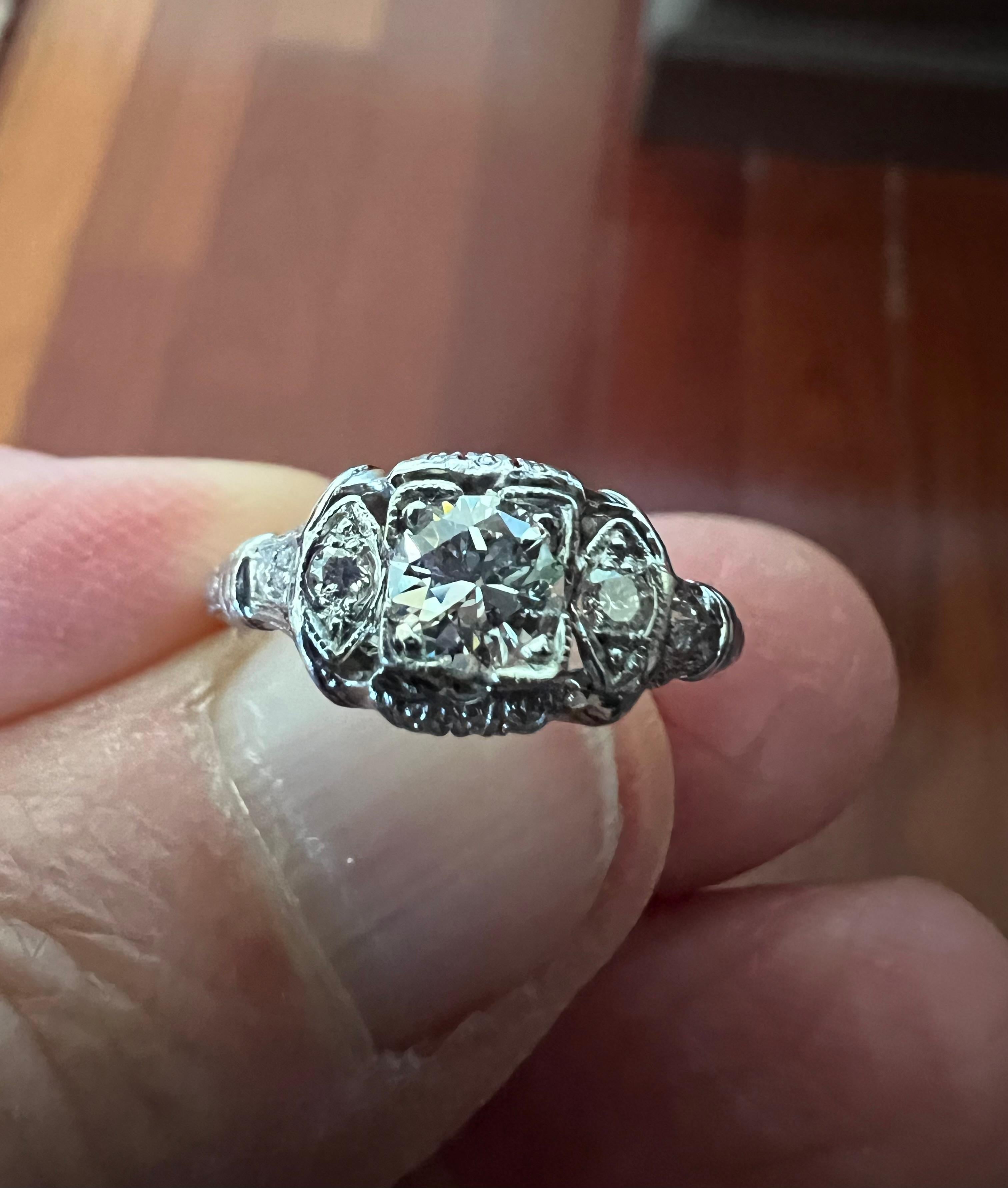 Anello di fidanzamento in platino con diamante Art Deco degli anni '30.

Risalente al periodo Art Deco degli anni '30, questo caratteristico anello di fidanzamento è stato rifinito a mano con un'esclusiva lavorazione a caccia.  Il diamante centrale