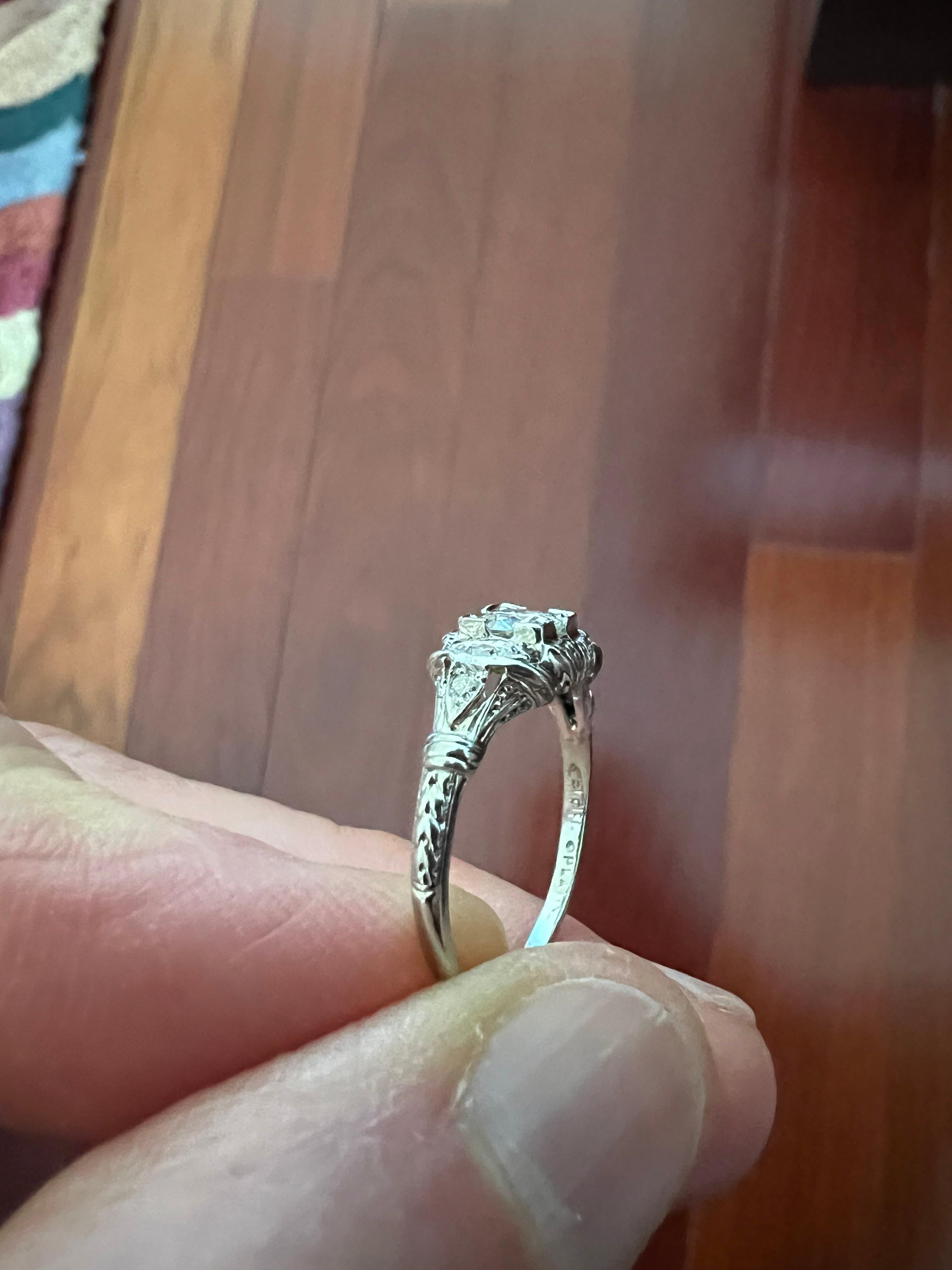Anello di fidanzamento in platino con diamante Art Deco degli anni '30 in vendita 3