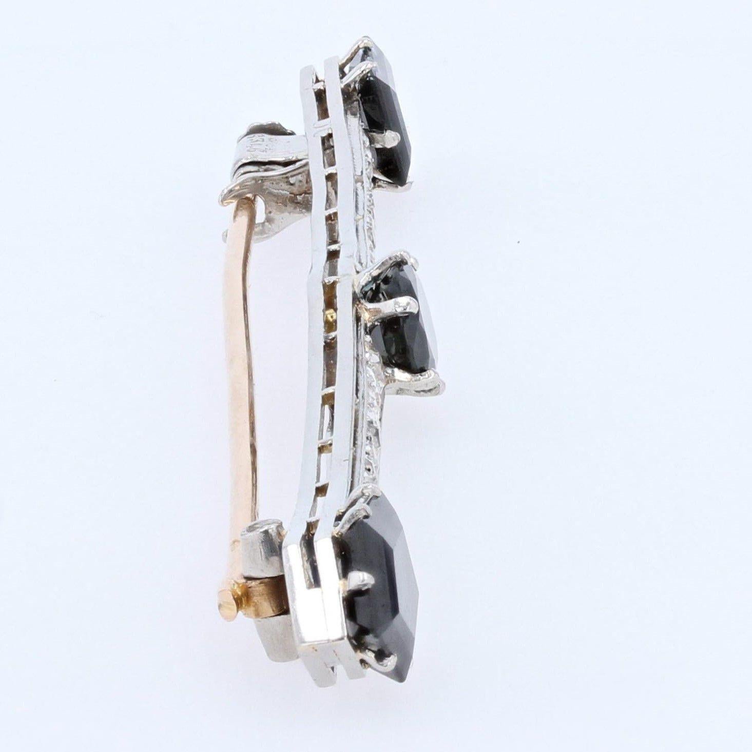 1930s Art Deco Diamond Sapphire 18 Karat White and Yellow Gold Bar Brooch For Sale 3