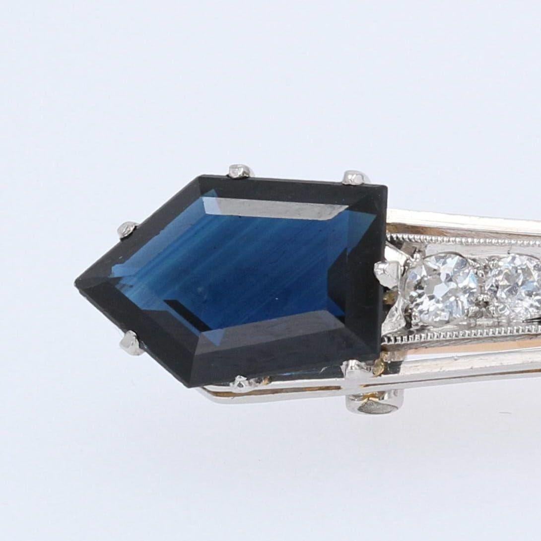 1930s Art Deco Diamond Sapphire 18 Karat White and Yellow Gold Bar Brooch In Good Condition For Sale In Poitiers, FR