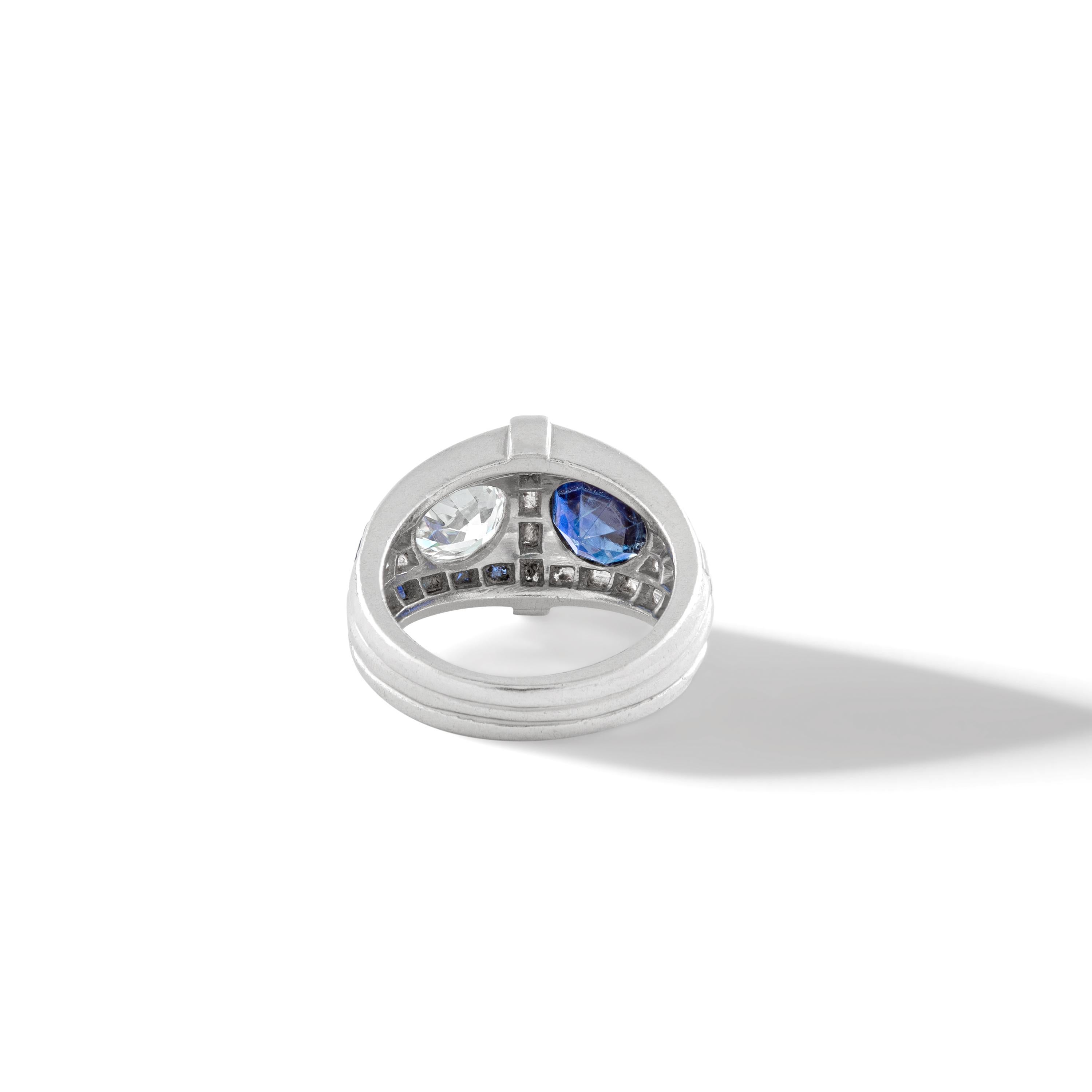 1930s Art Deco Diamond Sapphire Platinum Ring In Excellent Condition For Sale In Geneva, CH