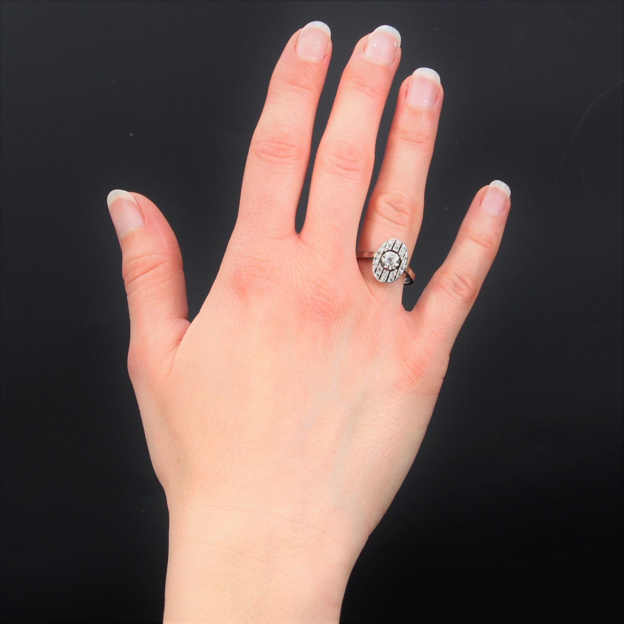 Ring aus 18 Karat Weißgold.
Der reizvolle ovale Art-Déco-Ring ist mit einem Diamanten im Antik-Schliff auf der Spitze verziert, der von durchbrochenen Linien aus Diamanten im Rosenschliff umgeben ist.
Gewicht des Hauptdiamanten: ca. 0,15