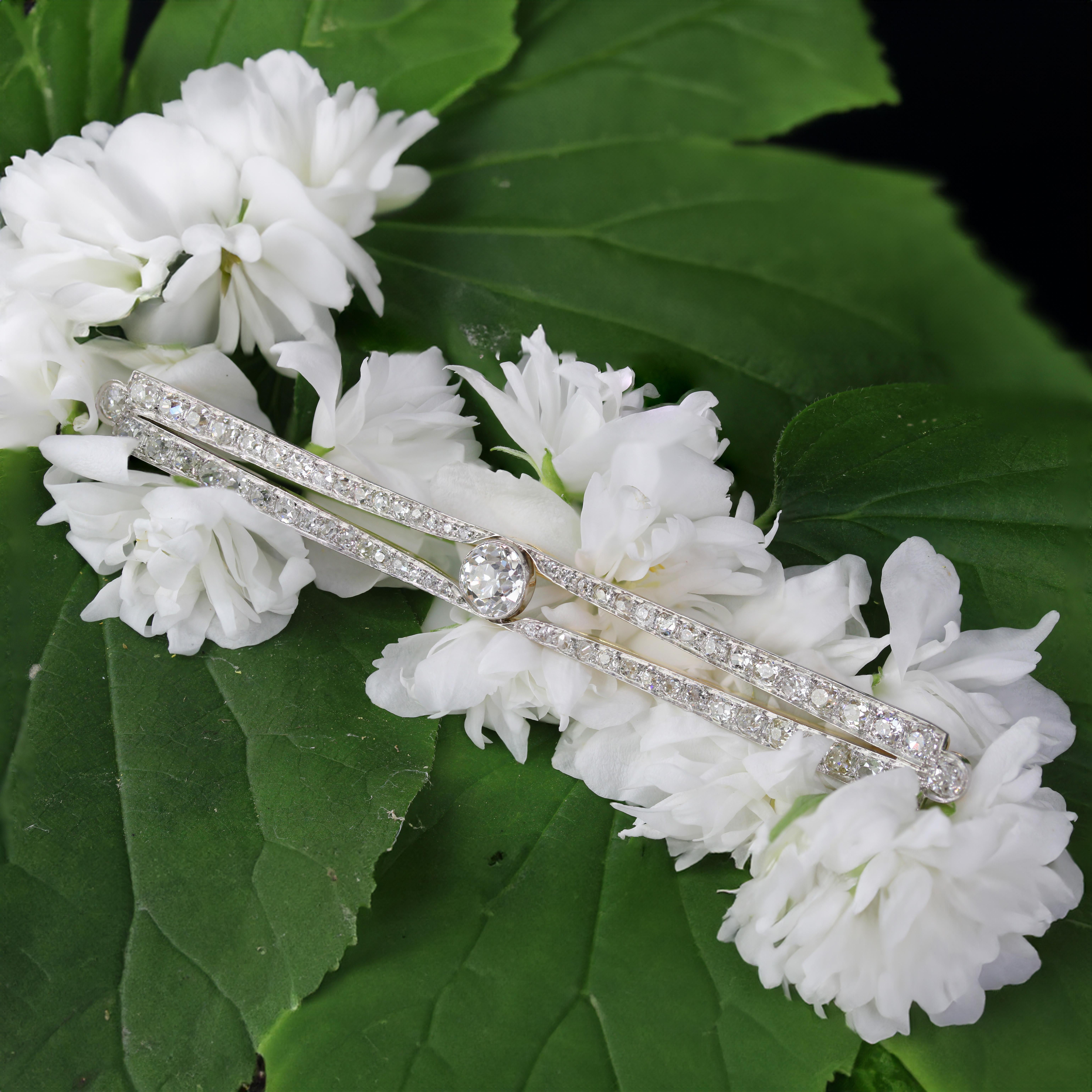 1930s Art deco Diamonds 18 Karats Yellow Gold Platinum Bar Brooch In Excellent Condition In Poitiers, FR