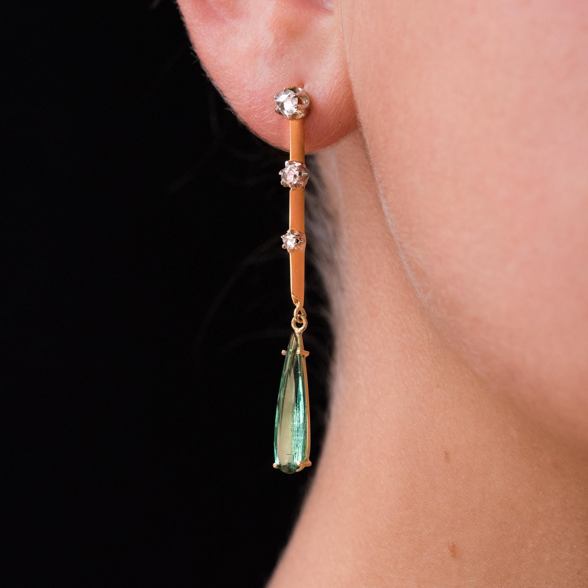 For pierced ears.
Earrings in 18 karat yellow gold, eagle's head hallmark.
Sublime antique pendant earrings, they are composed from a drop of rose-cut diamonds set with platinum claws, on a gold knife. At the base, in a tassel, is set with a