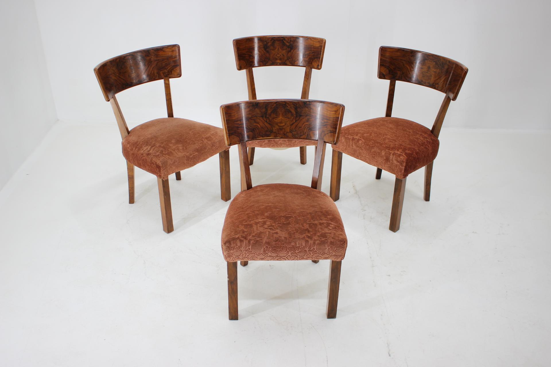 - Set of four 
- good original condition with some signs of use 
- wooden parts have been re-polished 
- All items are sturdy and stable 
- Walnut veneer 
- Height of seat 43 cm.