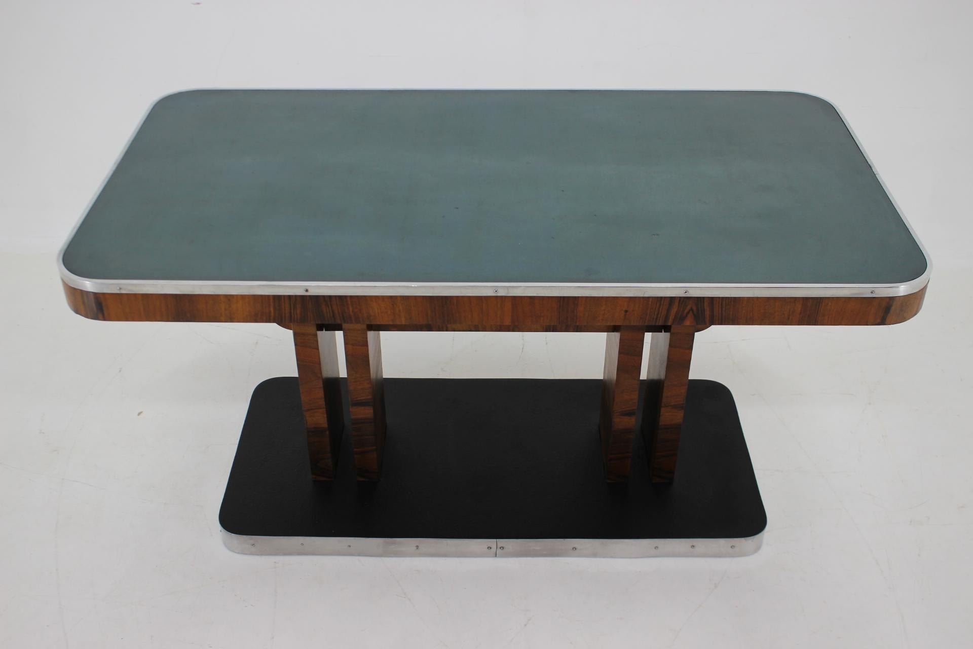 1930s Art Deco Dining Table in Walnut, Czechoslovakia  In Good Condition For Sale In Praha, CZ
