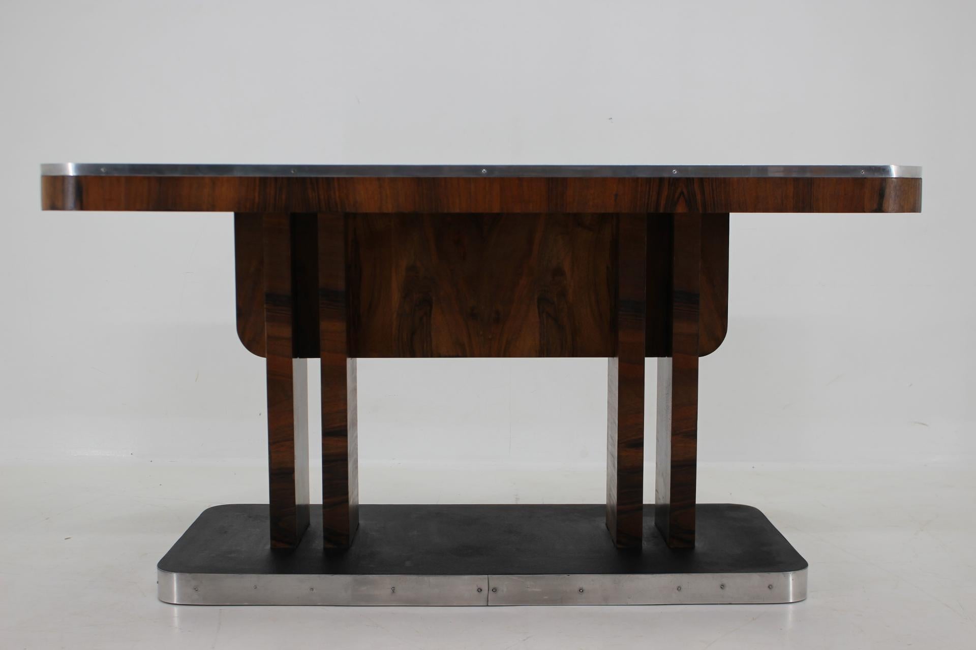 Mid-20th Century 1930s Art Deco Dining Table in Walnut, Czechoslovakia  For Sale