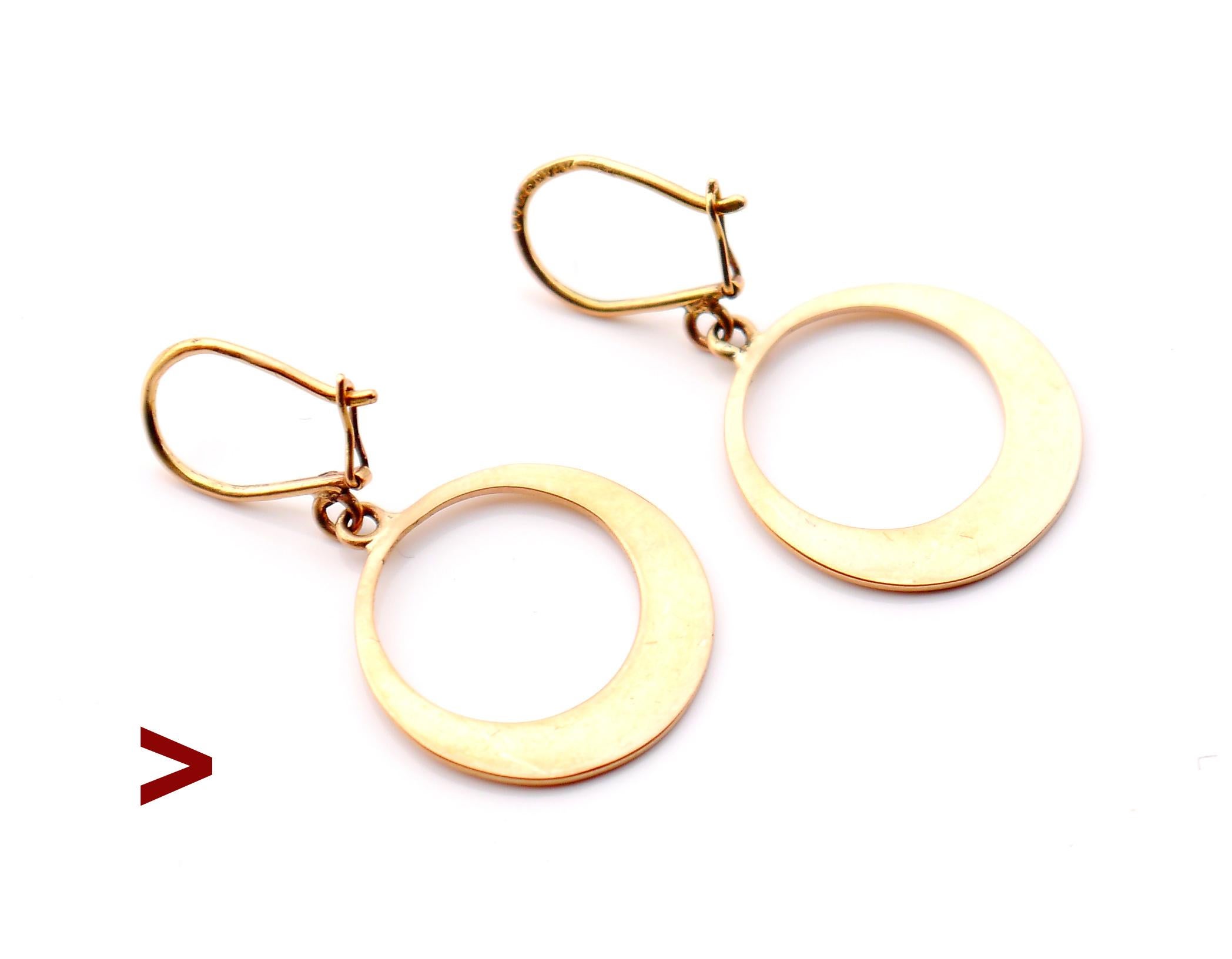 A pair of unusually shaped Creole type dangles in 18K Yellow Gold from ca. 1930s -1940s, likely Swedish.

Both dangles are freely suspended.

Vague hallmarks on the wires. Hallmarked 18K / tested 18K Gold.

Each earring is 32 mm long suspended
