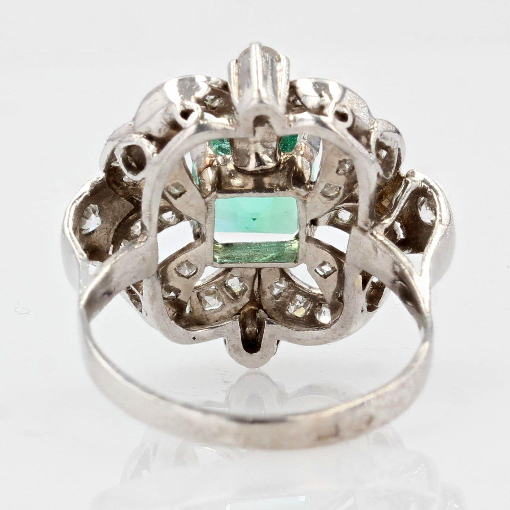 1930s Art Deco Emerald Diamond 18 Karat White Gold Platinum Ring For Sale 2