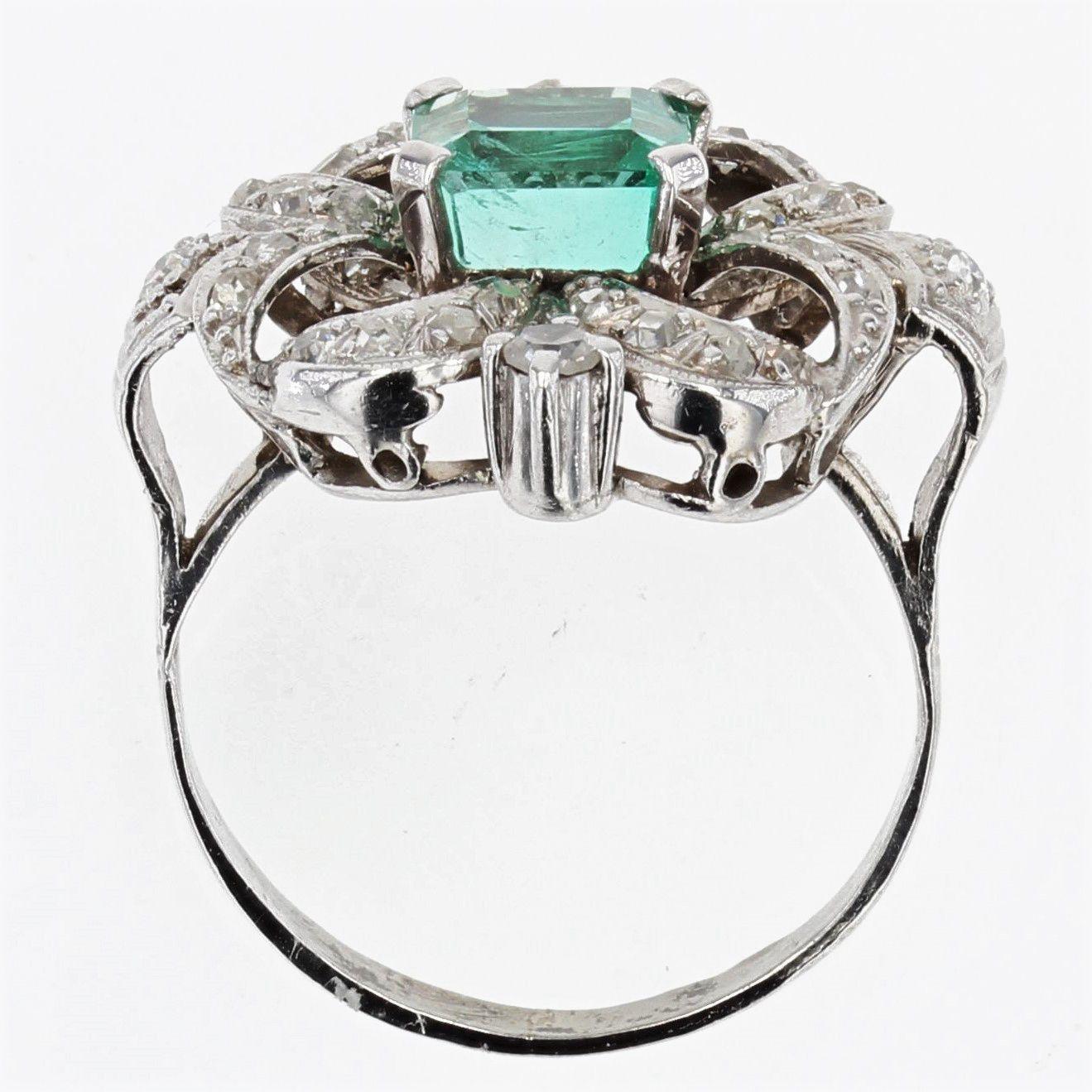 1930s Art Deco Emerald Diamond 18 Karat White Gold Platinum Ring For Sale 3
