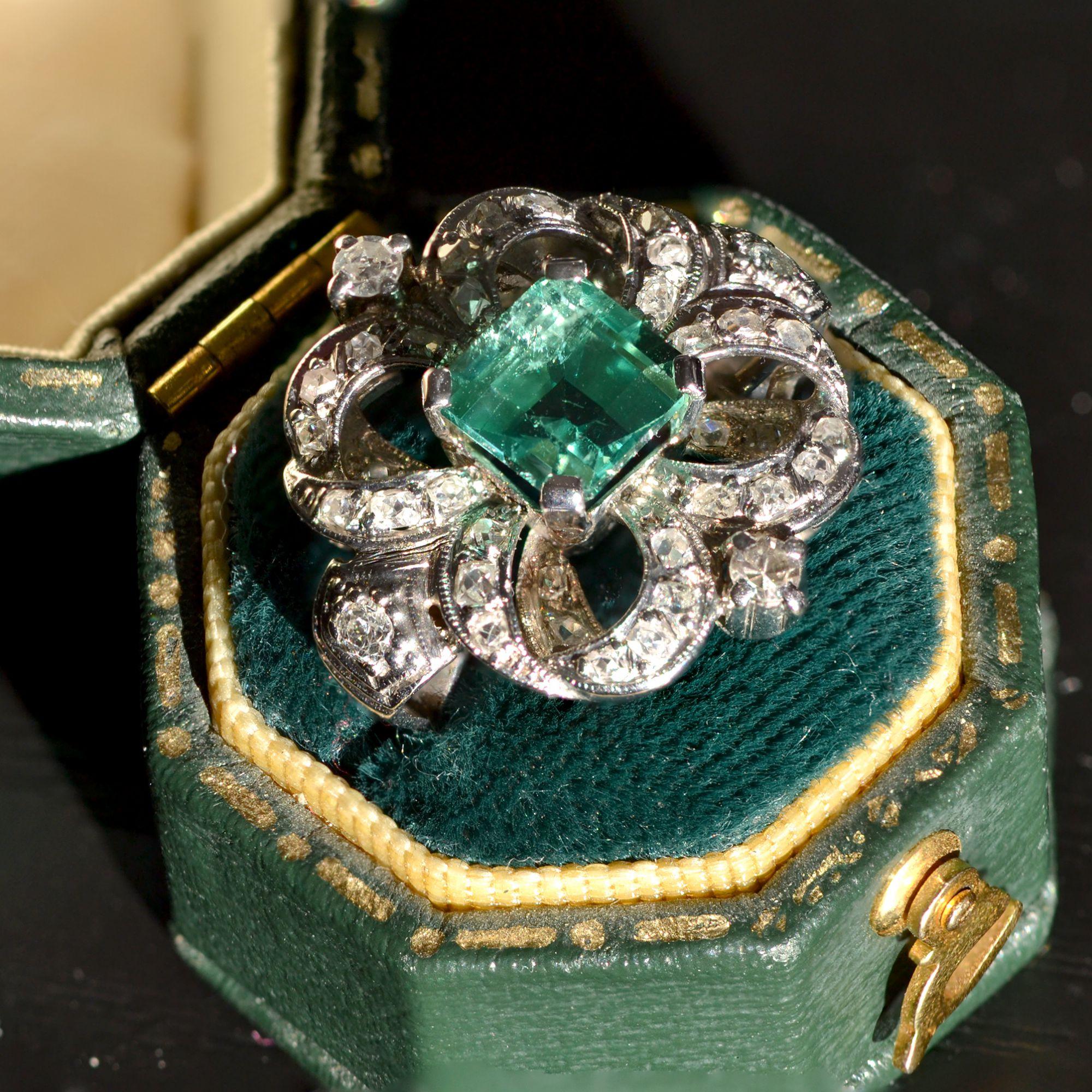 1930s Art Deco Emerald Diamond 18 Karat White Gold Platinum Ring For Sale 4