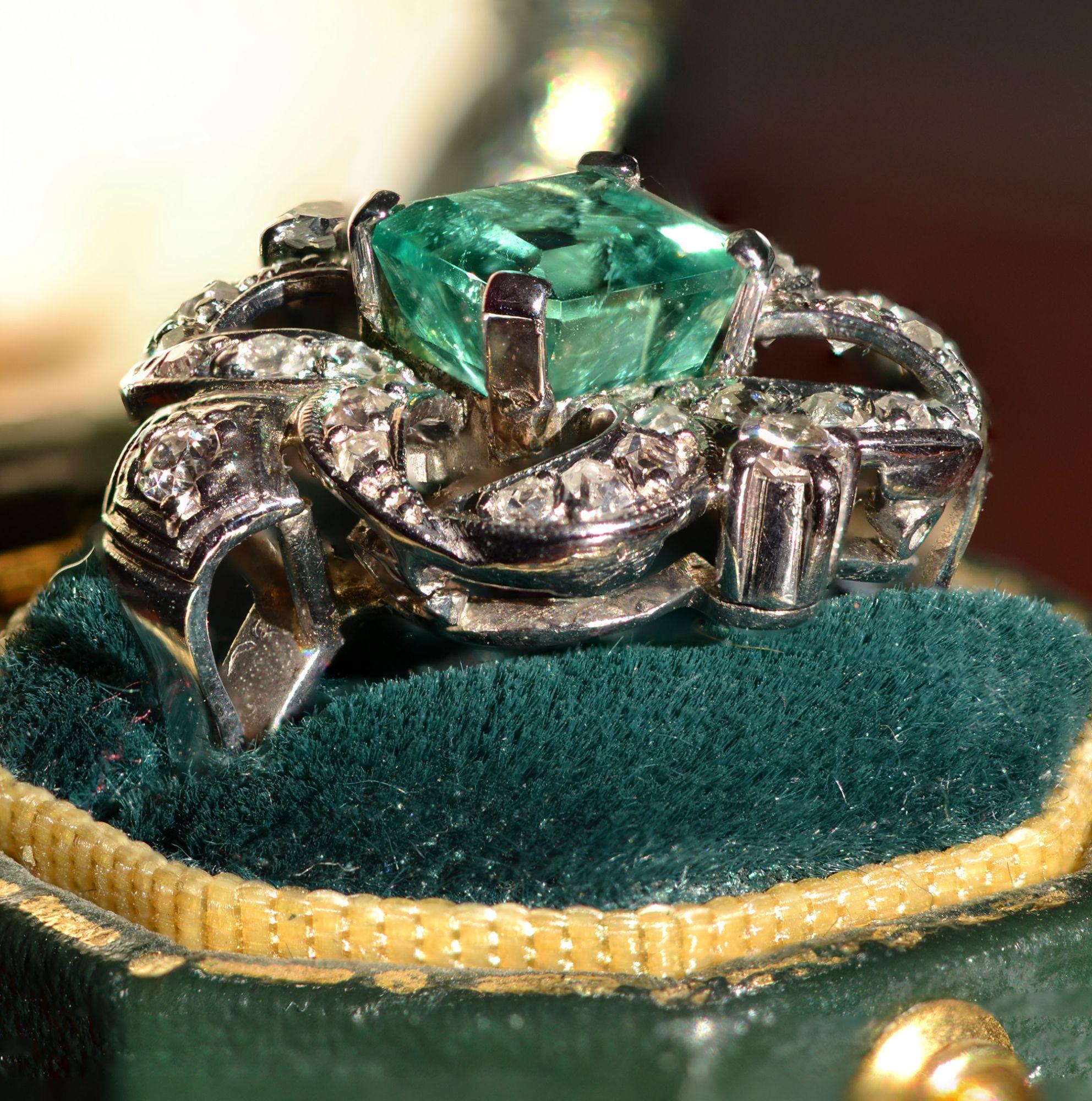 1930s Art Deco Emerald Diamond 18 Karat White Gold Platinum Ring For Sale 5