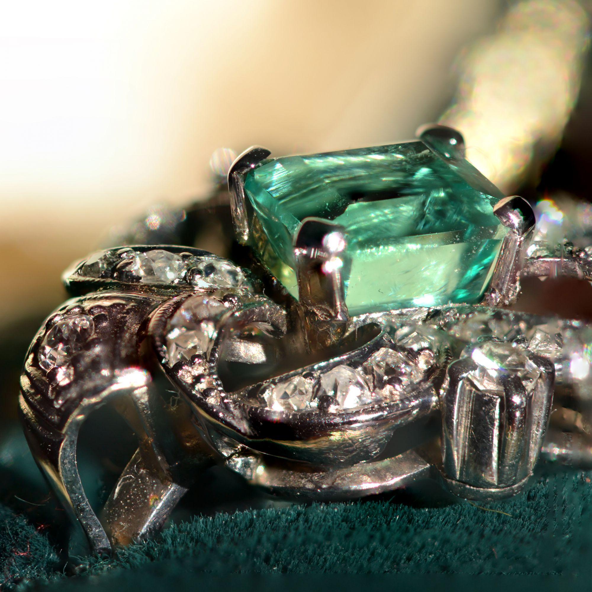 1930s Art Deco Emerald Diamond 18 Karat White Gold Platinum Ring For Sale 6