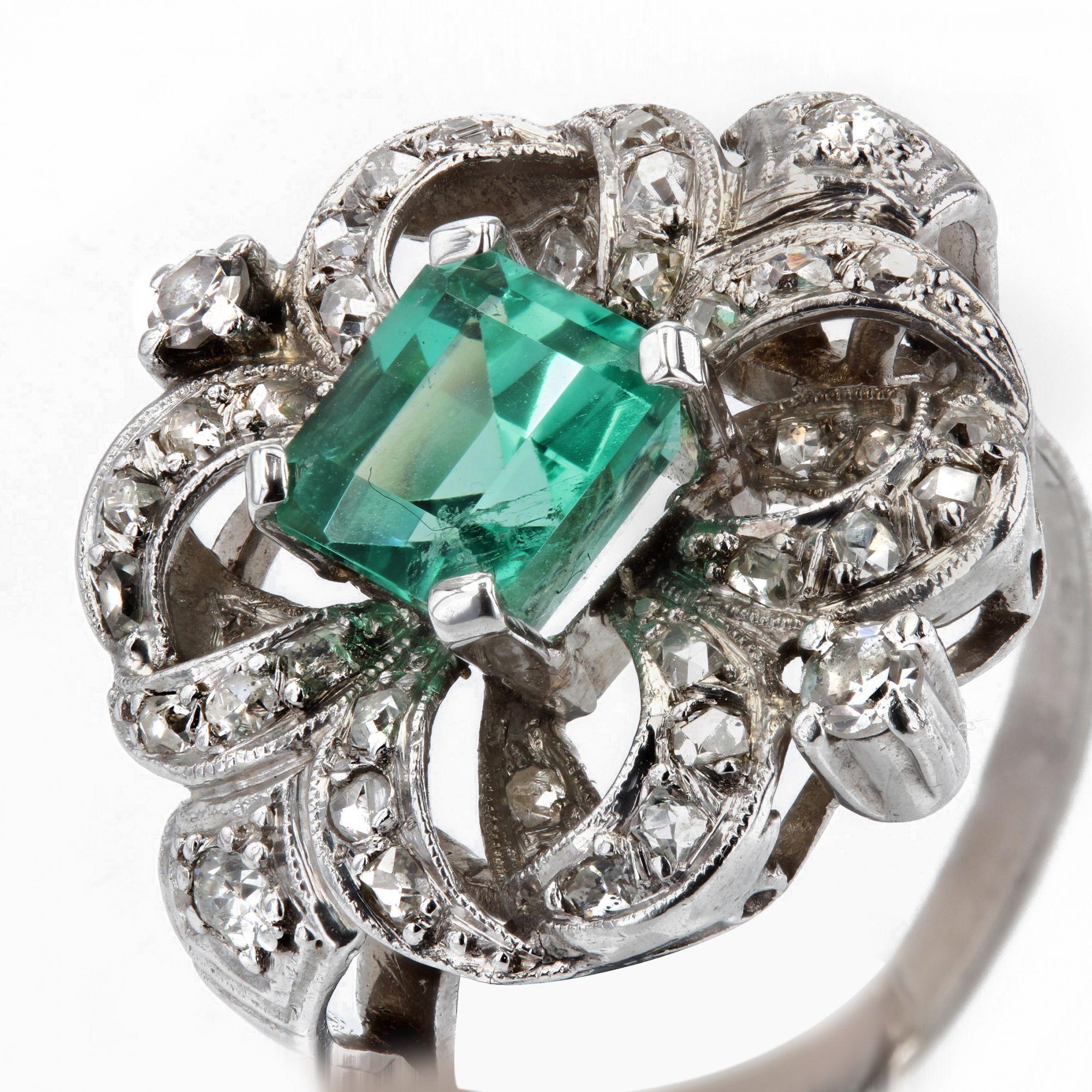 1930s Art Deco Emerald Diamond 18 Karat White Gold Platinum Ring In Good Condition For Sale In Poitiers, FR
