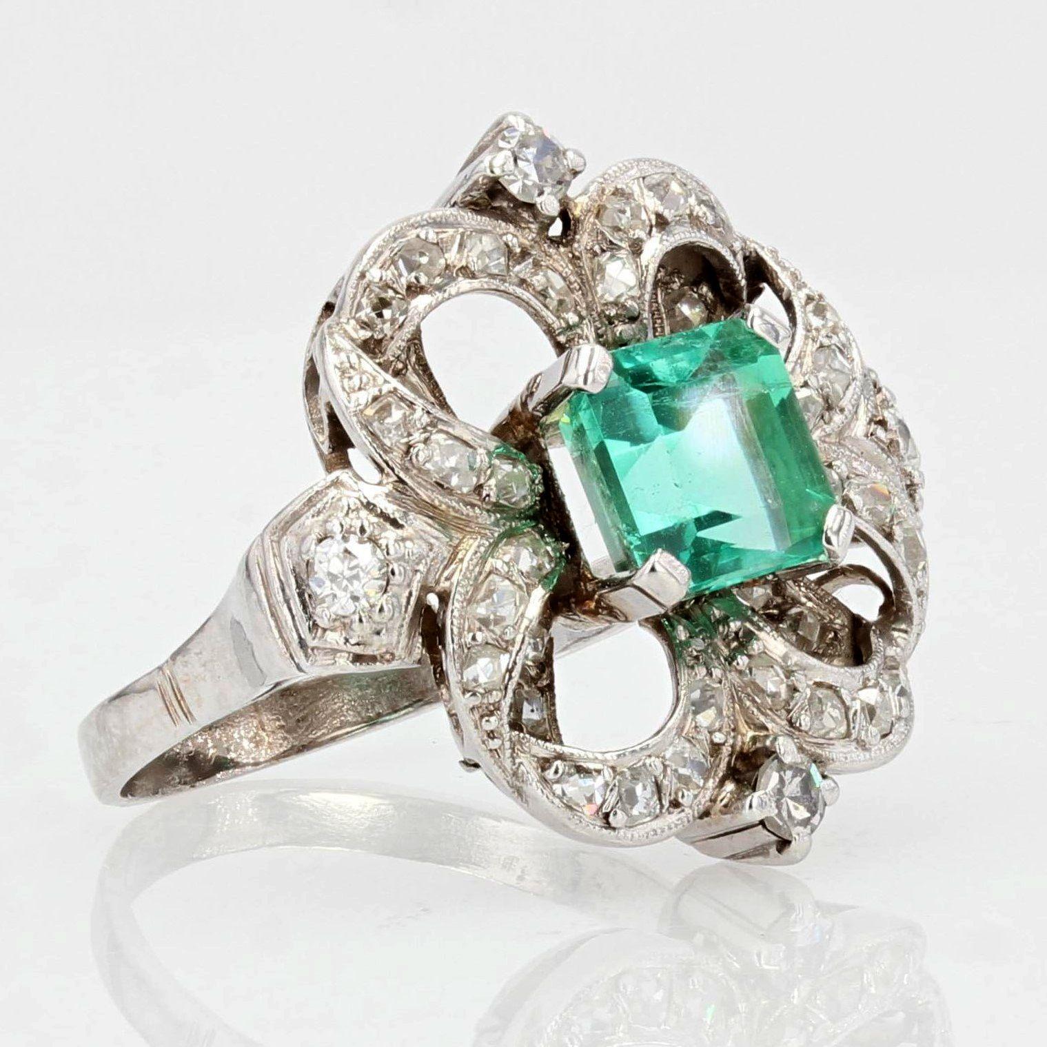 Women's 1930s Art Deco Emerald Diamond 18 Karat White Gold Platinum Ring For Sale