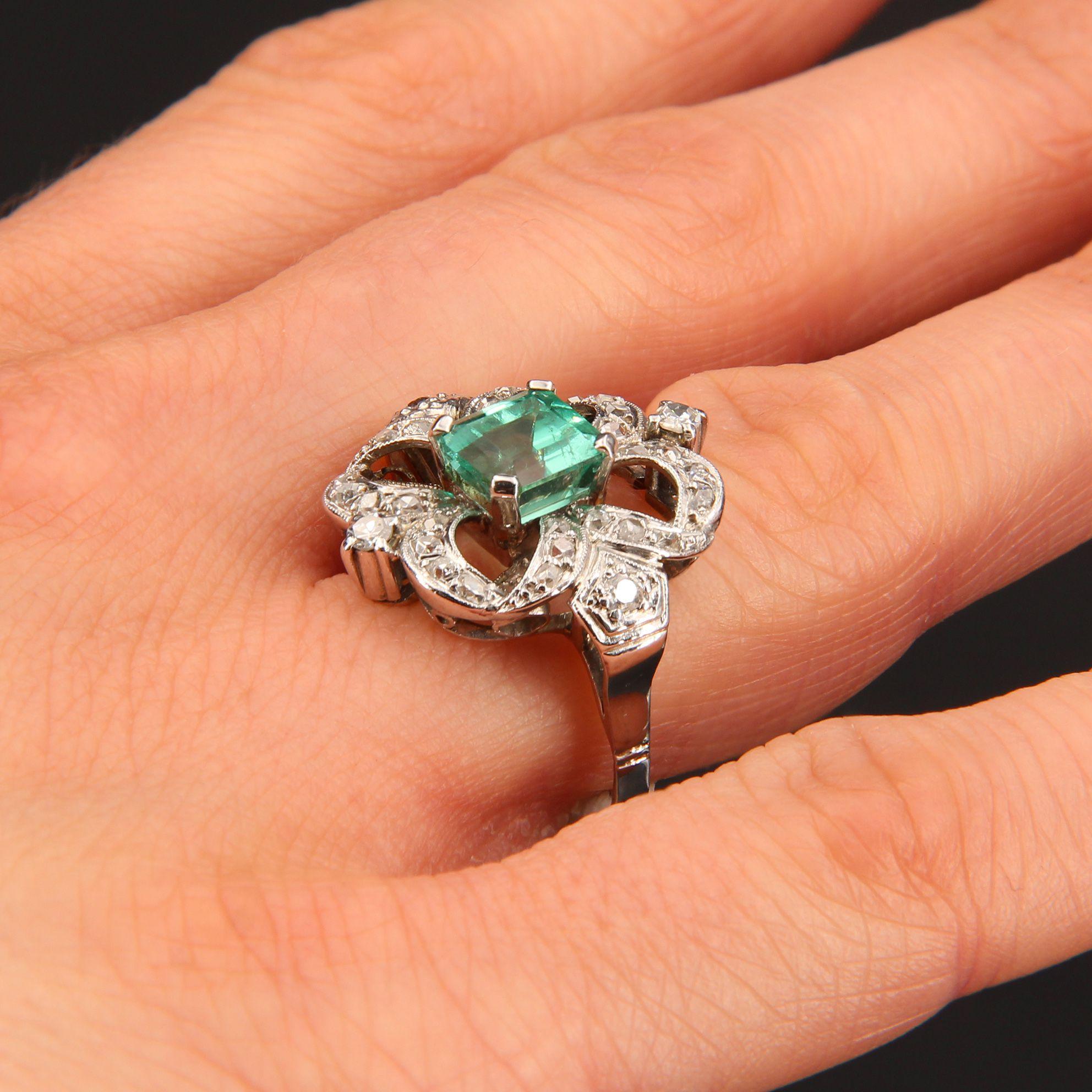 1930s Art Deco Emerald Diamond 18 Karat White Gold Platinum Ring For Sale 1