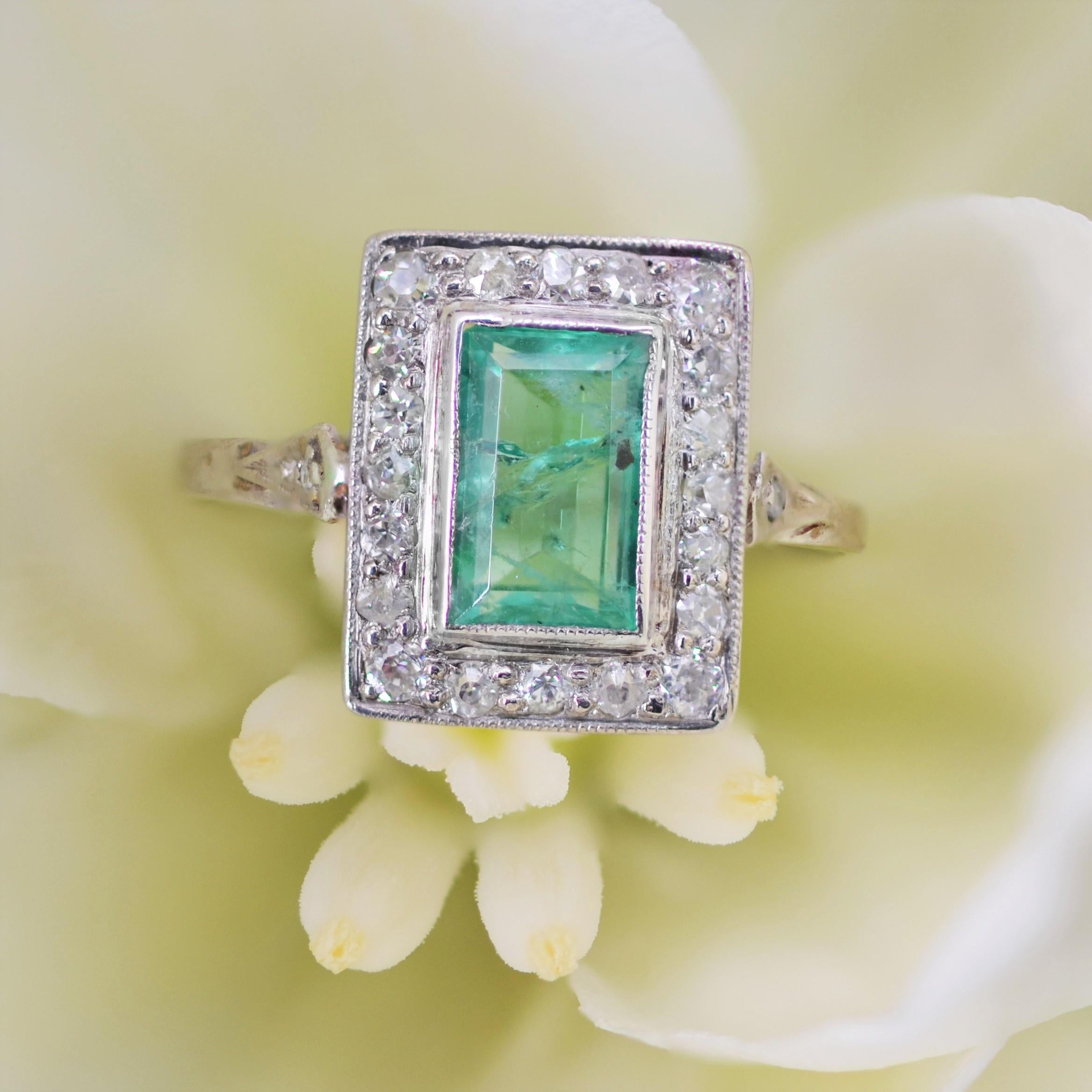 1930s, Art Deco Emerald Diamonds Platinum Ring In Good Condition In Poitiers, FR