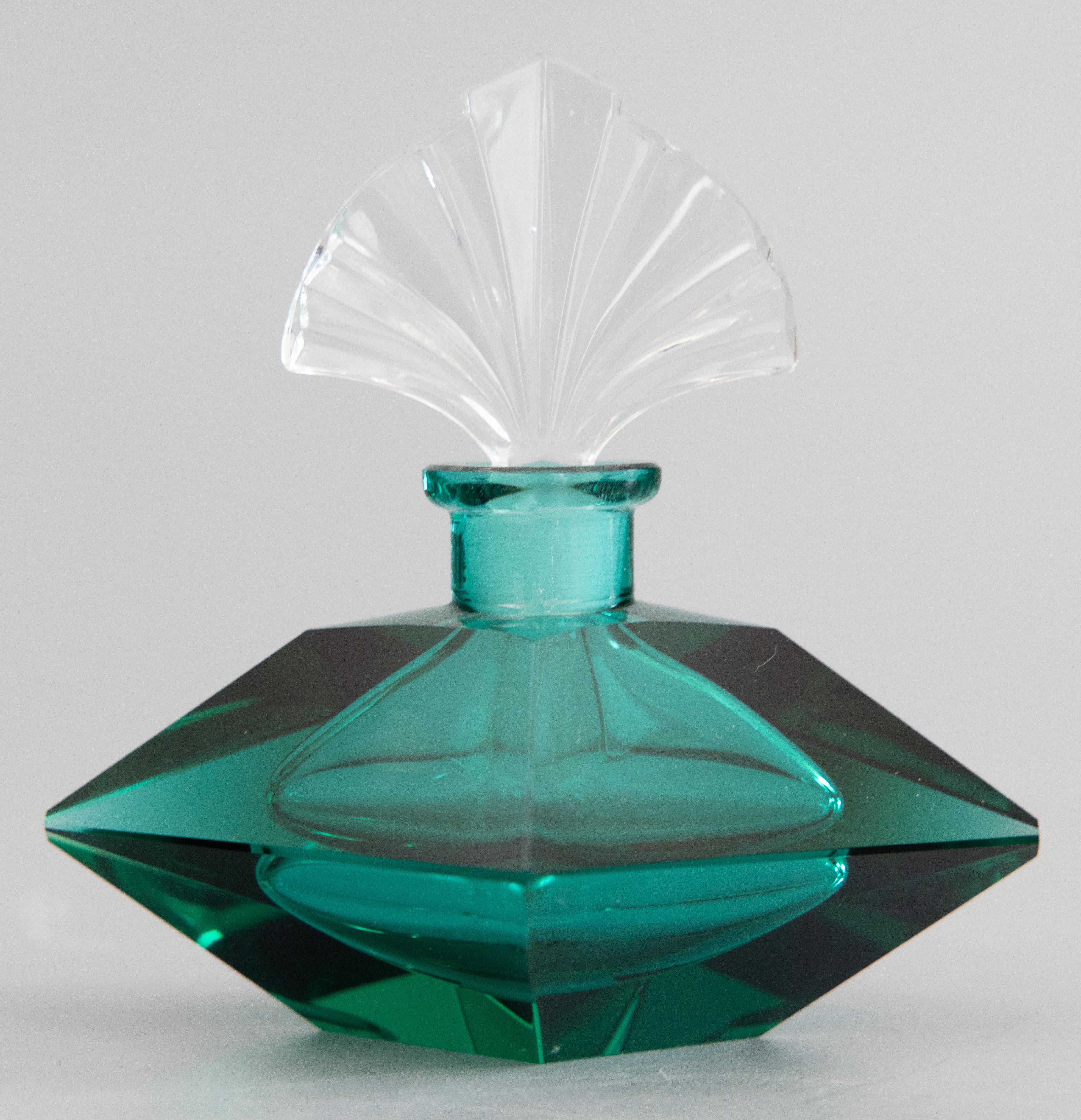 A stunning vintage Art Deco Italian Murano glass perfume cologne bottle with a fan shaped stopper. This stylish perfume bottle is a gorgeous translucent emerald green reminiscent of Fitzgerald's novel 