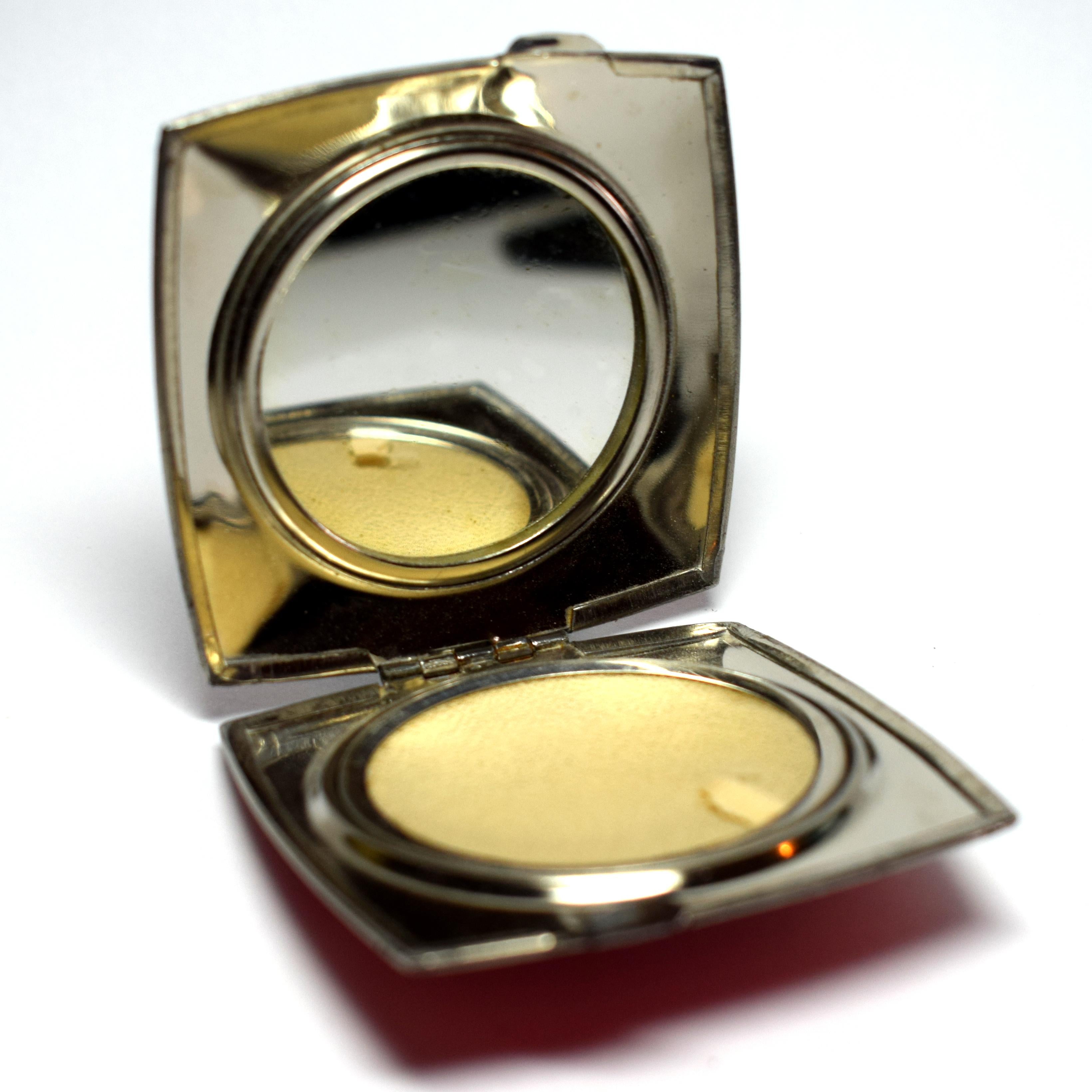 Very distinctive and stylish 1930s Art Deco enamel decorated ladies powder compact. The interior includes a mirror and a removal mesh lid which covers the powder. This wonderful compact is in great condition with minimal signs of age.