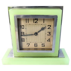 1930er Jahre Art Deco Englisch Grünglas und Chrom Uhr