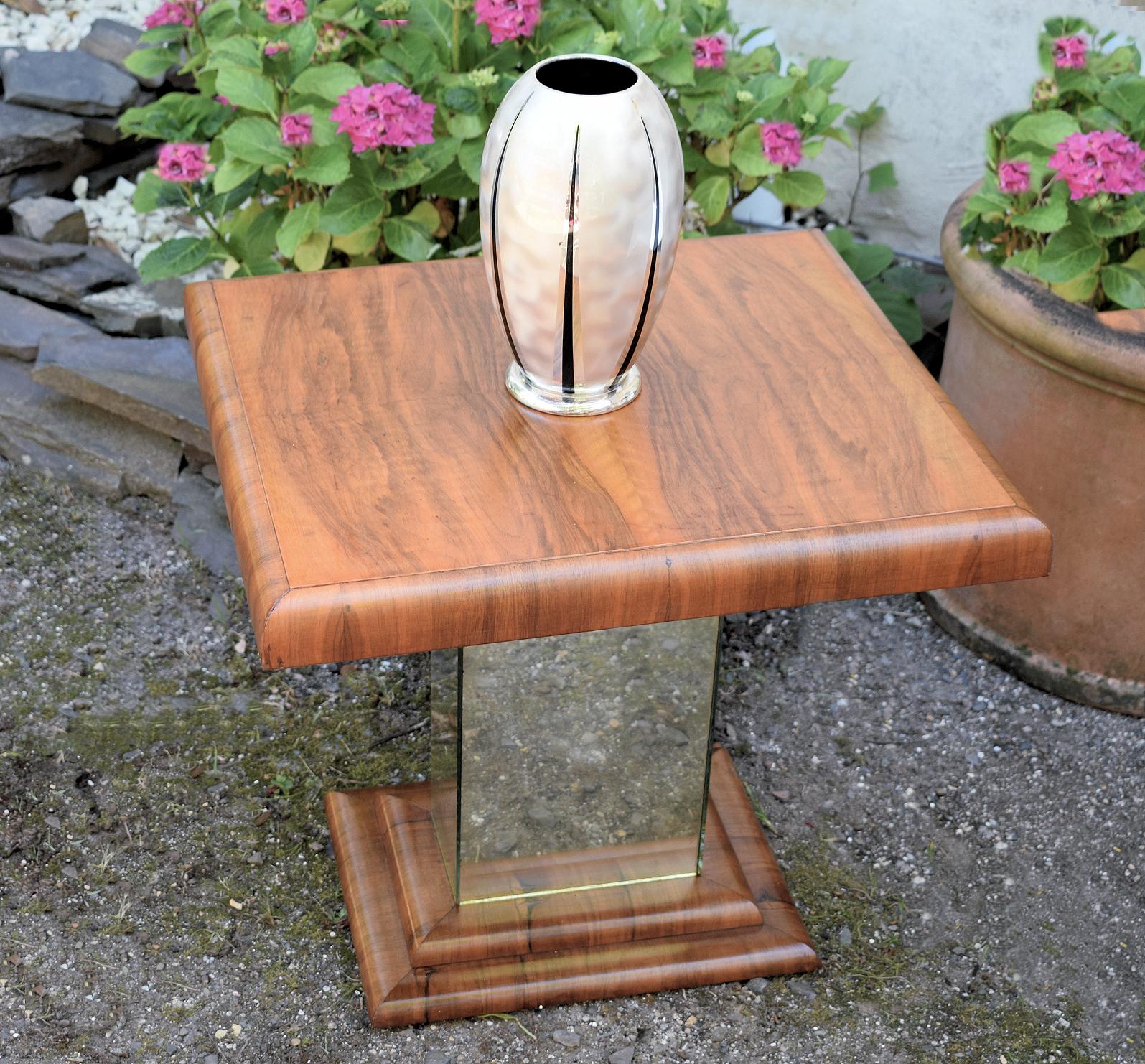 Very stylish Art Deco English modernist table dating to the 1930s. A very fine example that can be used for multiple settings. Fabulous quality with figured walnut veneers throughout. A mirrored column sets this piece off beautifully for that extra