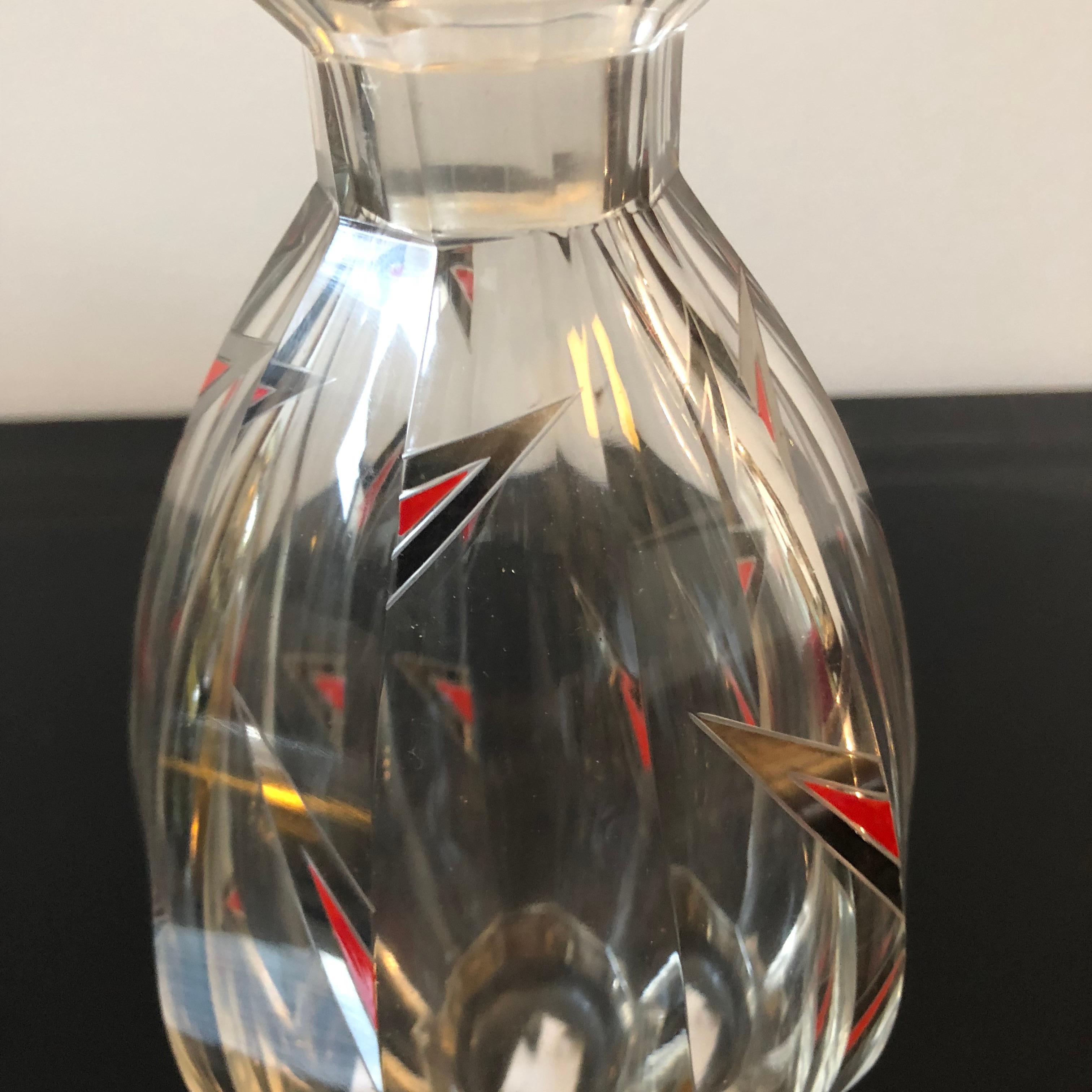 Besondere Likörflasche, facettiertes Kristall mit farbigen geometrischen Mustern. Es wurde 1930 in Italien hergestellt.