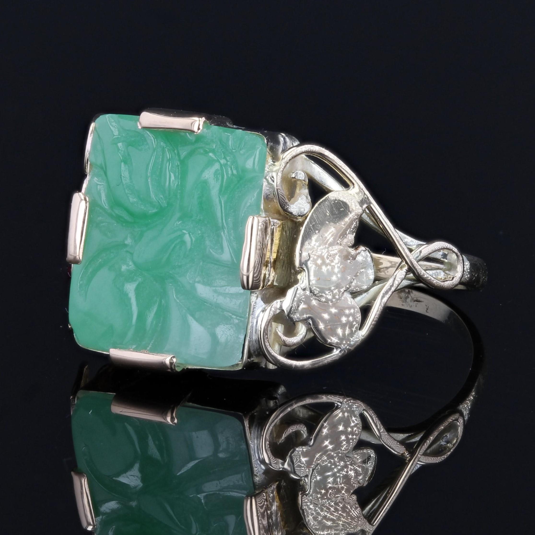 1930s Art Deco Engraved Jade Yellow Gold Ring In Good Condition For Sale In Poitiers, FR