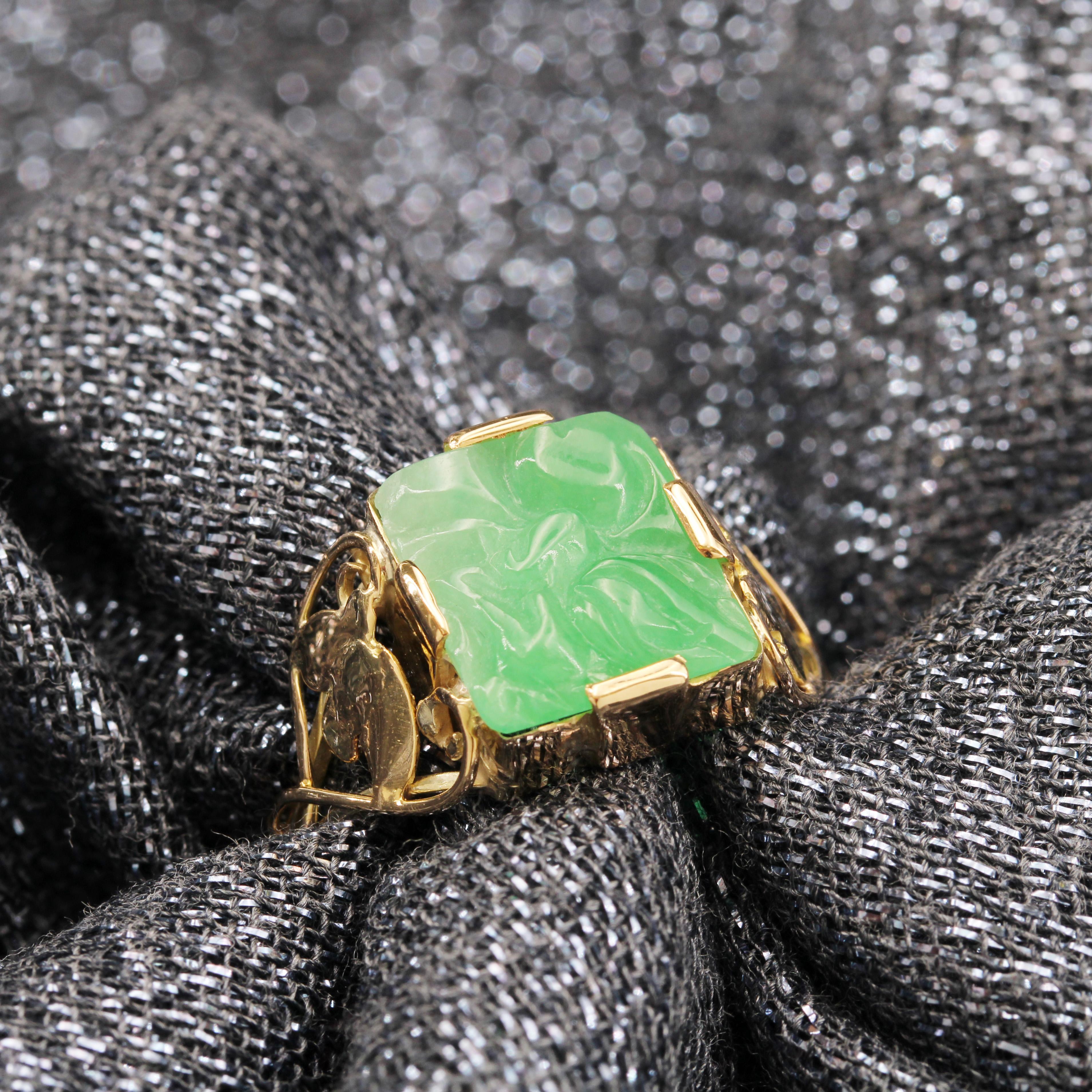 1930s Art Deco Engraved Jade Yellow Gold Ring For Sale 3