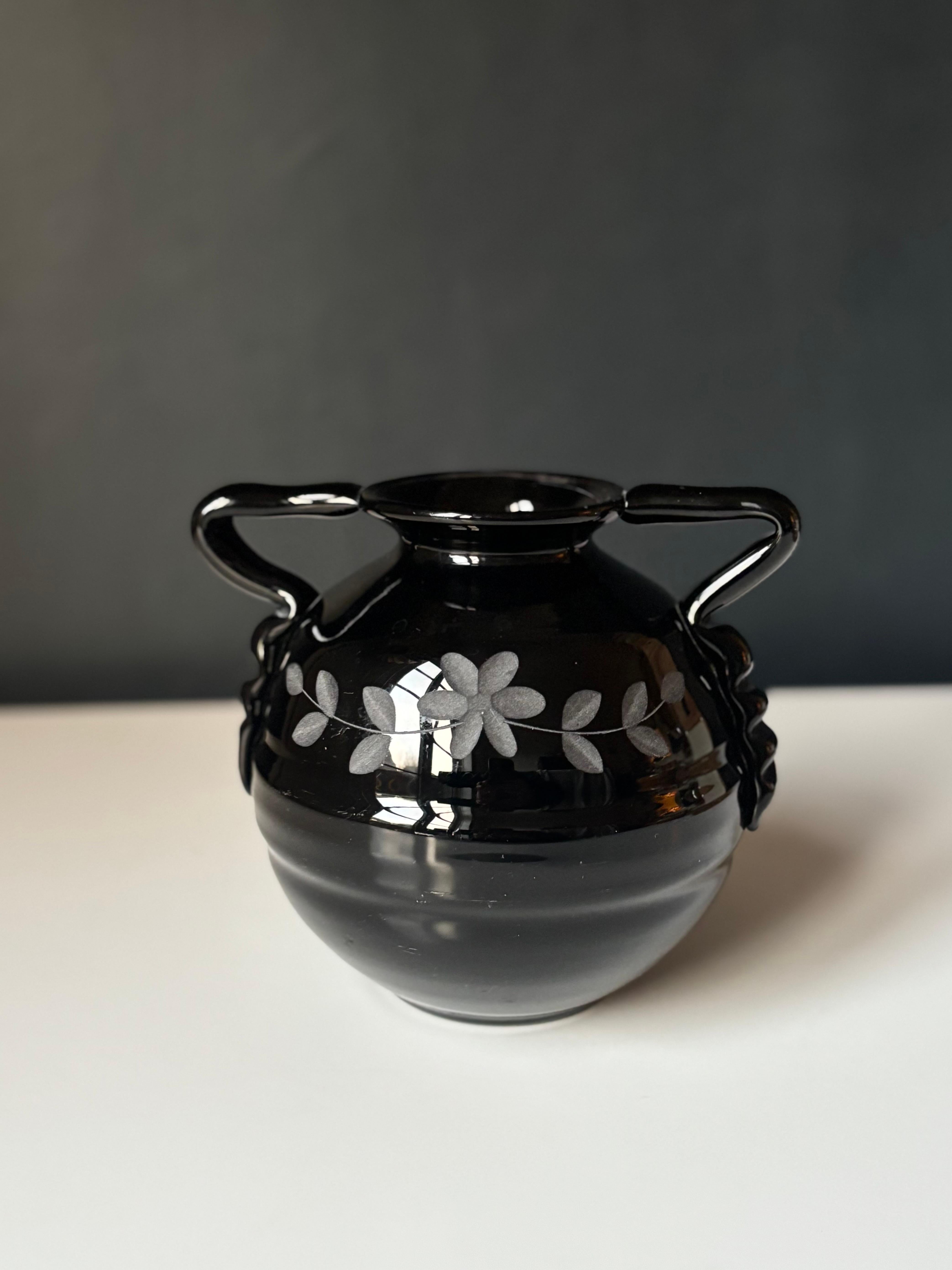 Europeo Vaso a sfera in vetro nero inciso Art Deco degli anni '30 in vendita