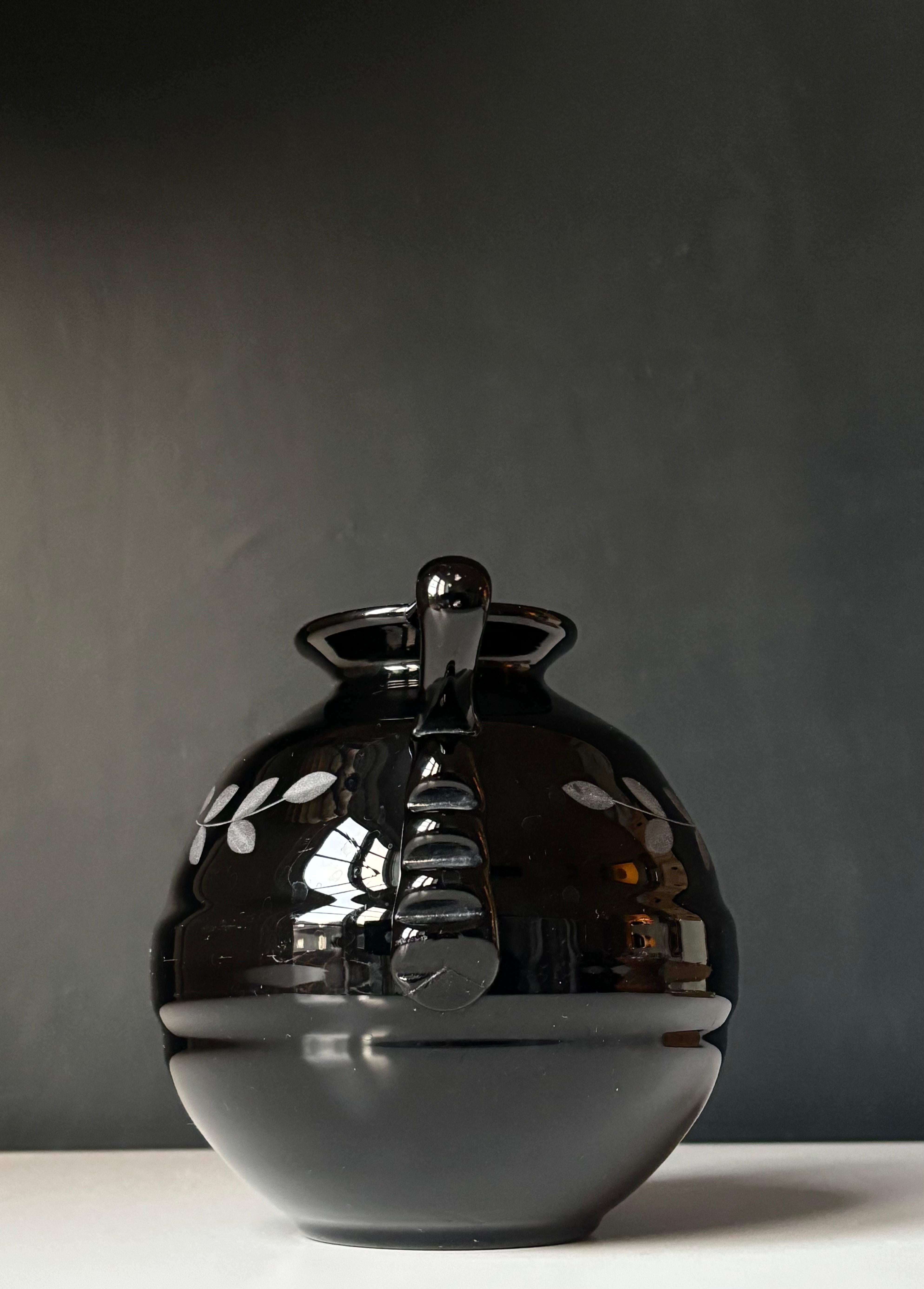 Fatto a mano Vaso a sfera in vetro nero inciso Art Deco degli anni '30 in vendita